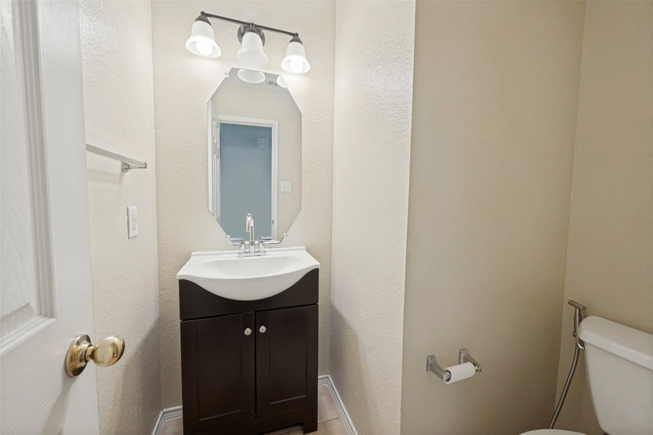 Single Family Residence For Sale in Tarrant County , 814 White Dove Drive, Arlington, Texas 76017, 5 Bedroom, 3 Bathroom, 2 Garage spaces, 3,324 Sqft, built in 2002, mls#21396541, Real Estate Agent in Arlington, Homes For Sale in Tarrant county, Homes For Sale in Arlington, Realtor in Arlington Texas, Real Estate Brokerage Independent Realty Texas, Luminita Cordes Realtor