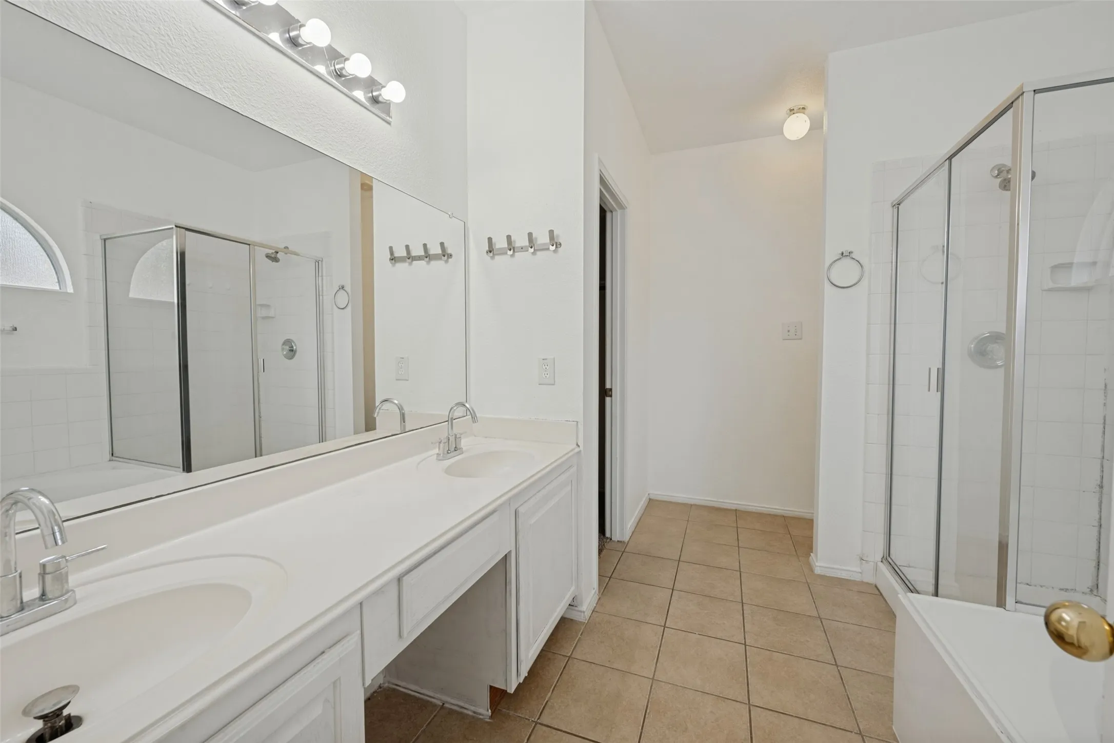 Single Family Residence For Sale in Tarrant County , 814 White Dove Drive, Arlington, Texas 76017, 5 Bedroom, 3 Bathroom, 2 Garage spaces, 3,324 Sqft, built in 2002, mls#21396541, Real Estate Agent in Arlington, Homes For Sale in Tarrant county, Homes For Sale in Arlington, Realtor in Arlington Texas, Real Estate Brokerage Independent Realty Texas, Luminita Cordes Realtor