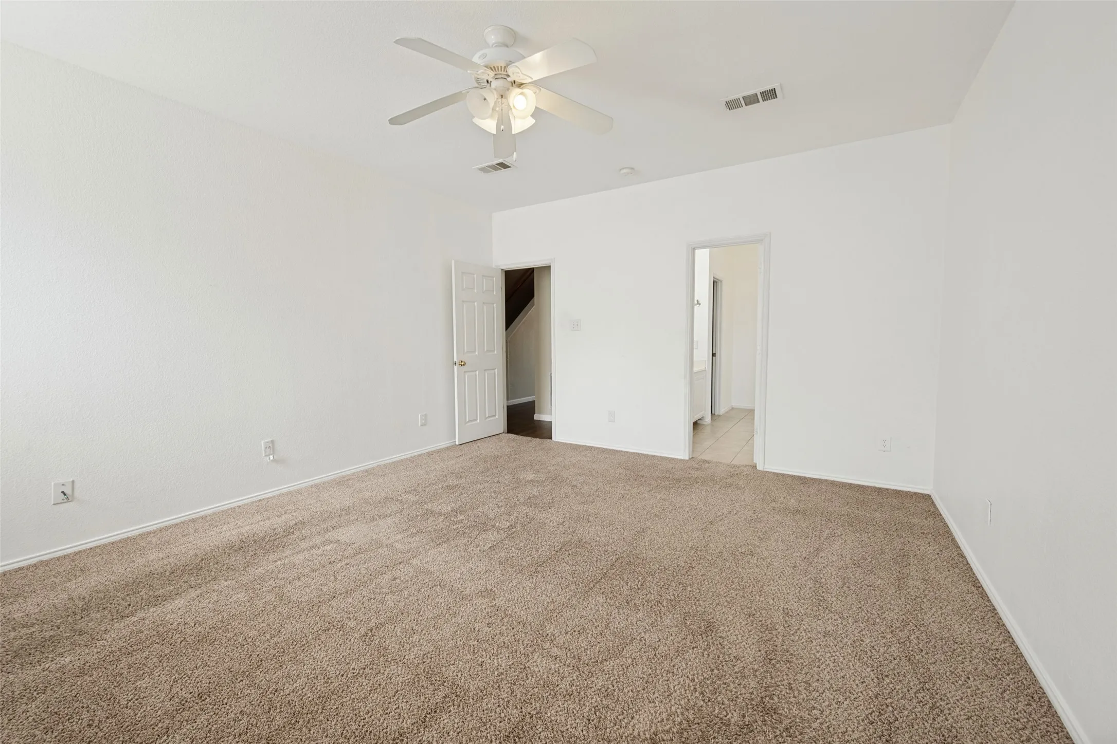 Single Family Residence For Sale in Tarrant County , 814 White Dove Drive, Arlington, Texas 76017, 5 Bedroom, 3 Bathroom, 2 Garage spaces, 3,324 Sqft, built in 2002, mls#21396541, Real Estate Agent in Arlington, Homes For Sale in Tarrant county, Homes For Sale in Arlington, Realtor in Arlington Texas, Real Estate Brokerage Independent Realty Texas, Luminita Cordes Realtor