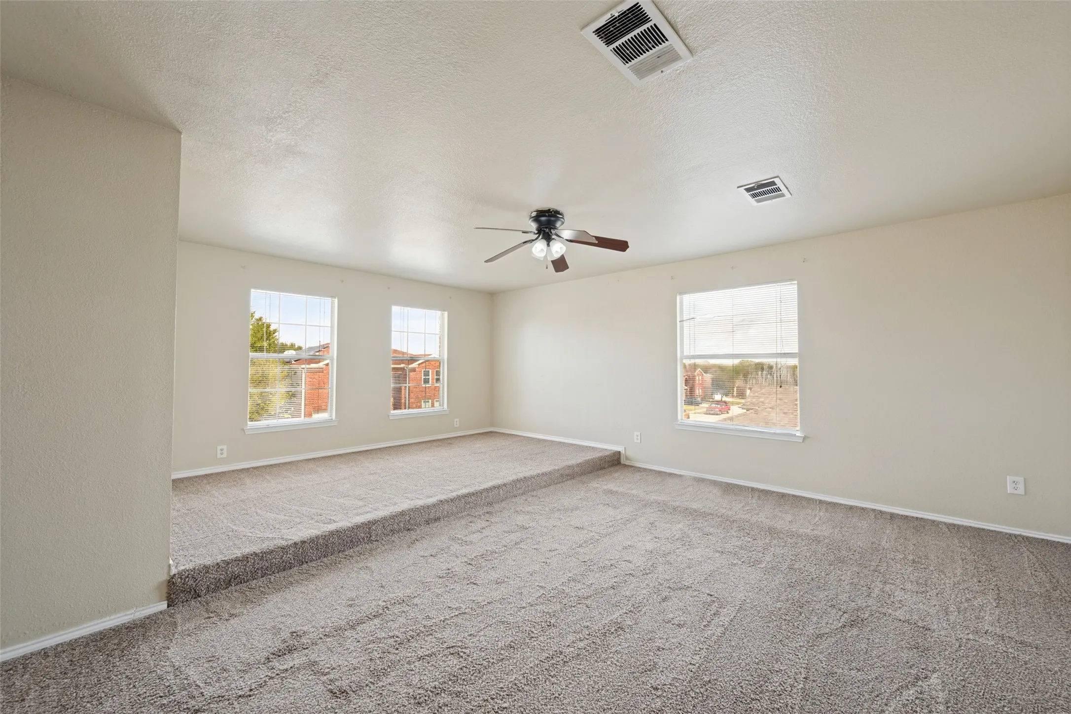 Single Family Residence For Sale in Tarrant County , 814 White Dove Drive, Arlington, Texas 76017, 5 Bedroom, 3 Bathroom, 2 Garage spaces, 3,324 Sqft, built in 2002, mls#21396541, Real Estate Agent in Arlington, Homes For Sale in Tarrant county, Homes For Sale in Arlington, Realtor in Arlington Texas, Real Estate Brokerage Independent Realty Texas, Luminita Cordes Realtor