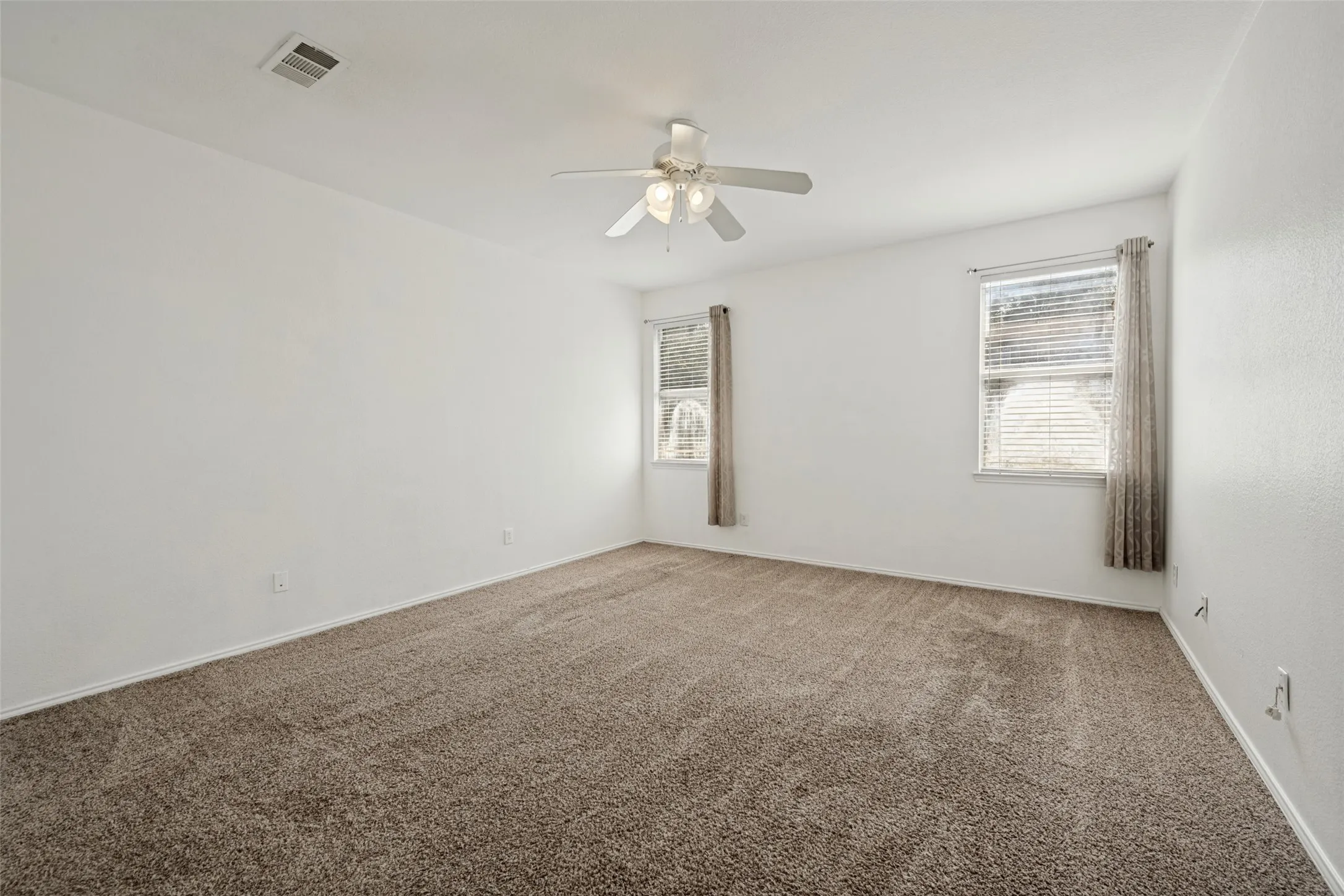 Single Family Residence For Sale in Tarrant County , 814 White Dove Drive, Arlington, Texas 76017, 5 Bedroom, 3 Bathroom, 2 Garage spaces, 3,324 Sqft, built in 2002, mls#21396541, Real Estate Agent in Arlington, Homes For Sale in Tarrant county, Homes For Sale in Arlington, Realtor in Arlington Texas, Real Estate Brokerage Independent Realty Texas, Luminita Cordes Realtor