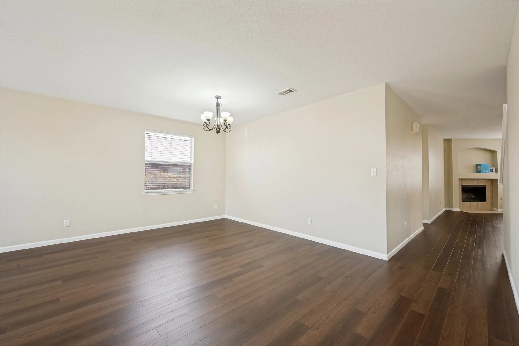Single Family Residence For Sale in Tarrant County , 814 White Dove Drive, Arlington, Texas 76017, 5 Bedroom, 3 Bathroom, 2 Garage spaces, 3,324 Sqft, built in 2002, mls#21396541, Real Estate Agent in Arlington, Homes For Sale in Tarrant county, Homes For Sale in Arlington, Realtor in Arlington Texas, Real Estate Brokerage Independent Realty Texas, Luminita Cordes Realtor