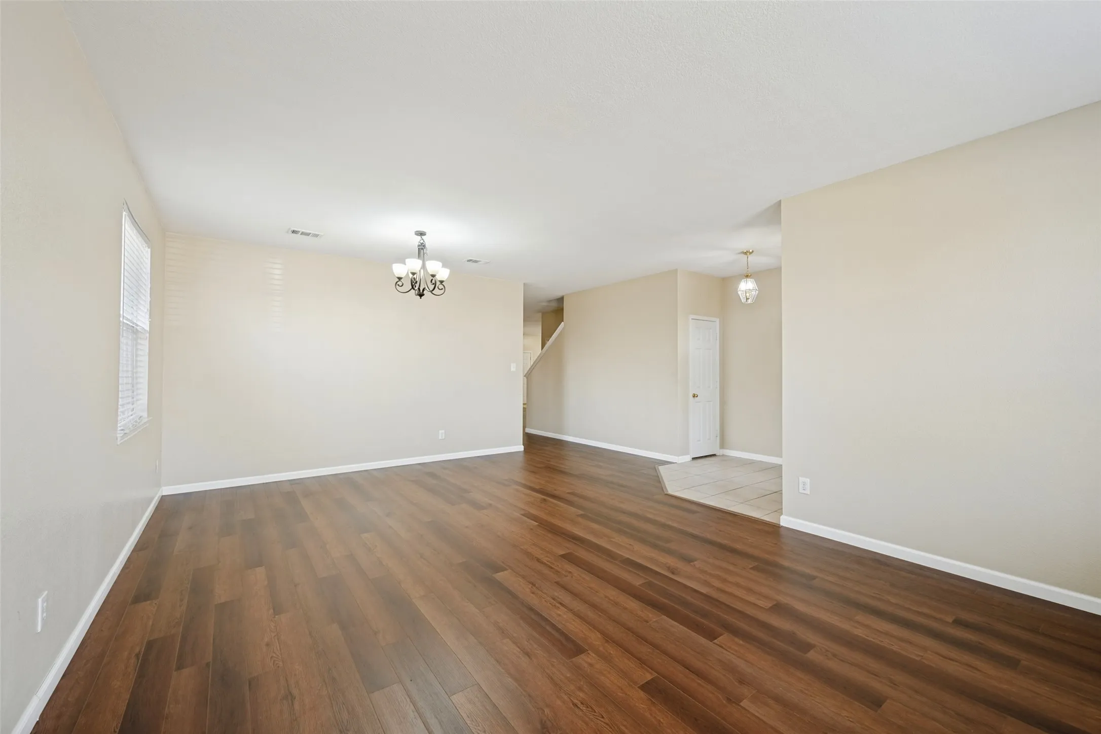 Single Family Residence For Sale in Tarrant County , 814 White Dove Drive, Arlington, Texas 76017, 5 Bedroom, 3 Bathroom, 2 Garage spaces, 3,324 Sqft, built in 2002, mls#21396541, Real Estate Agent in Arlington, Homes For Sale in Tarrant county, Homes For Sale in Arlington, Realtor in Arlington Texas, Real Estate Brokerage Independent Realty Texas, Luminita Cordes Realtor
