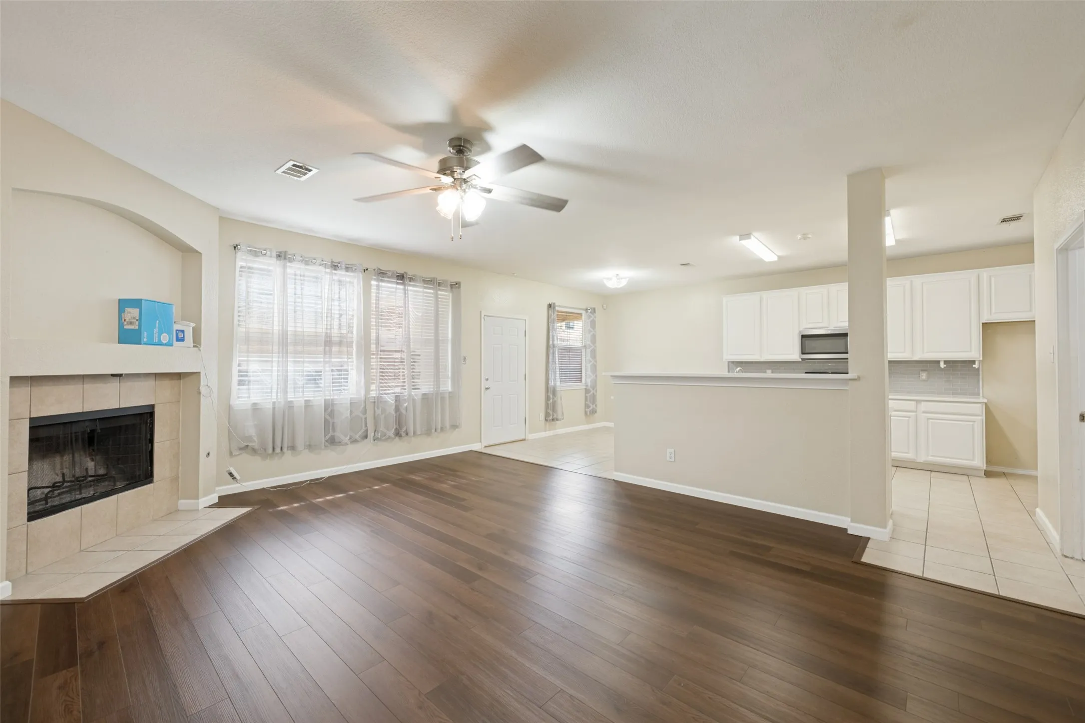 Single Family Residence For Sale in Tarrant County , 814 White Dove Drive, Arlington, Texas 76017, 5 Bedroom, 3 Bathroom, 2 Garage spaces, 3,324 Sqft, built in 2002, mls#21396541, Real Estate Agent in Arlington, Homes For Sale in Tarrant county, Homes For Sale in Arlington, Realtor in Arlington Texas, Real Estate Brokerage Independent Realty Texas, Luminita Cordes Realtor