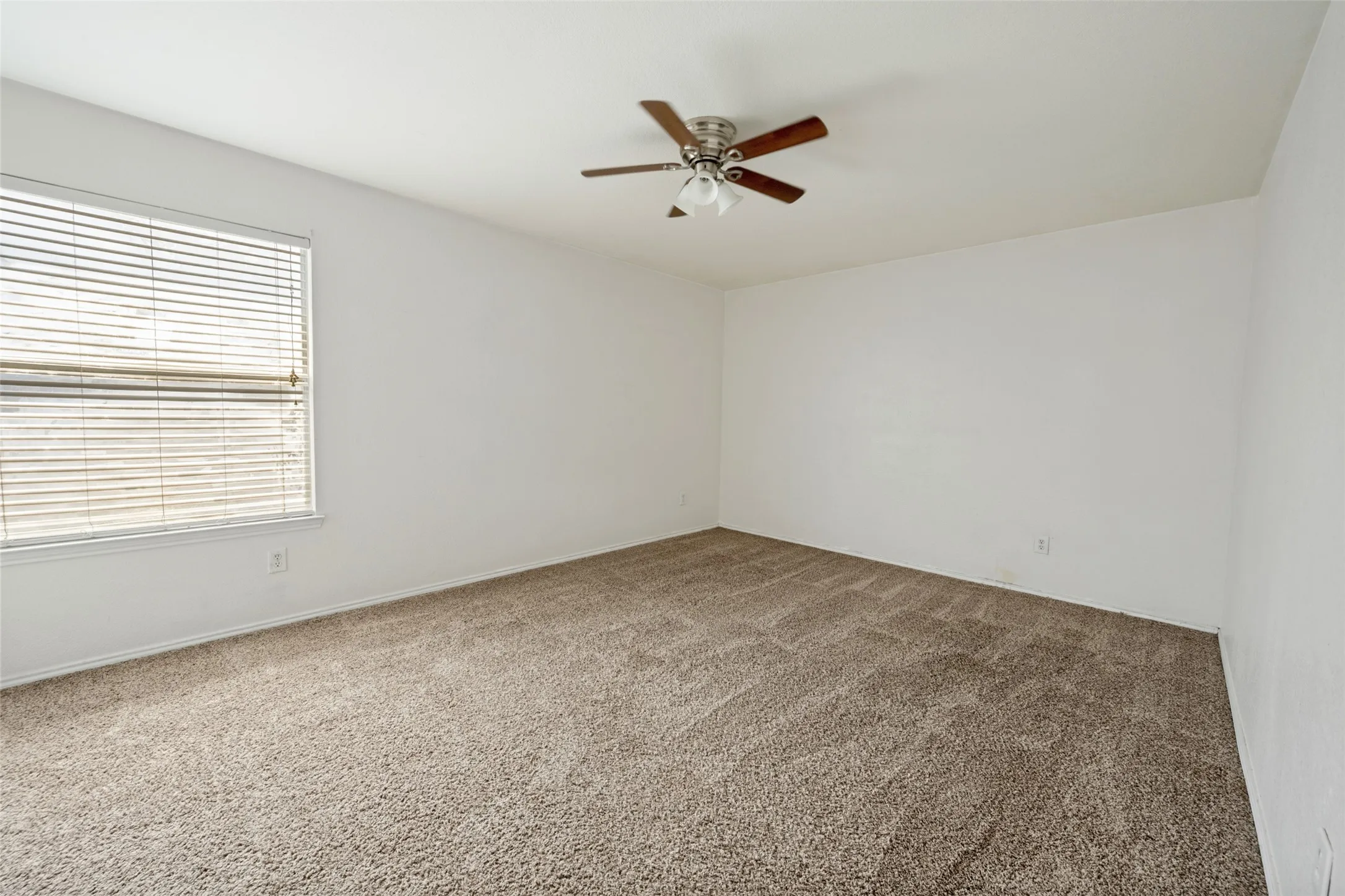 Single Family Residence For Sale in Tarrant County , 814 White Dove Drive, Arlington, Texas 76017, 5 Bedroom, 3 Bathroom, 2 Garage spaces, 3,324 Sqft, built in 2002, mls#21396541, Real Estate Agent in Arlington, Homes For Sale in Tarrant county, Homes For Sale in Arlington, Realtor in Arlington Texas, Real Estate Brokerage Independent Realty Texas, Luminita Cordes Realtor