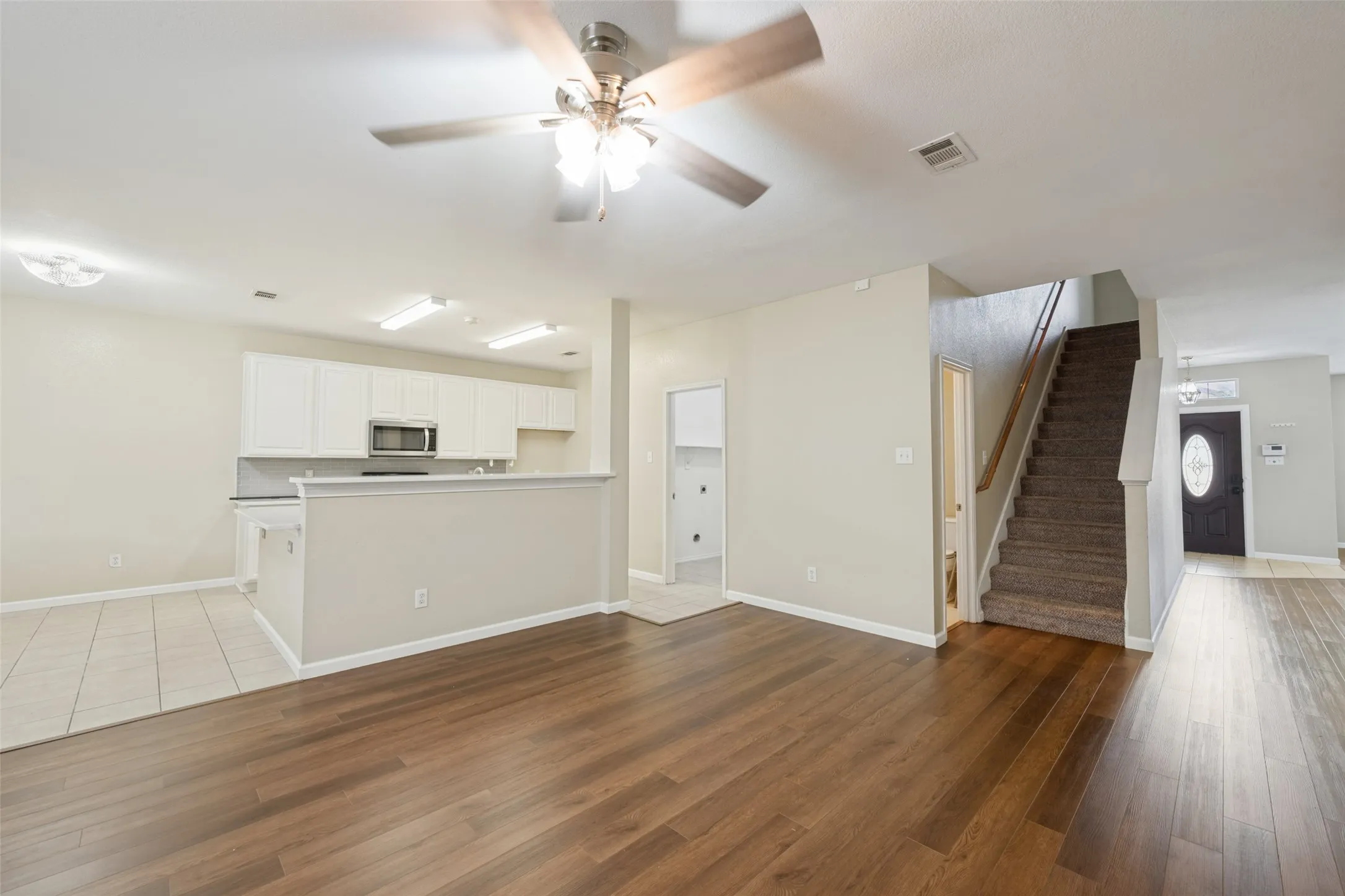 Single Family Residence For Sale in Tarrant County , 814 White Dove Drive, Arlington, Texas 76017, 5 Bedroom, 3 Bathroom, 2 Garage spaces, 3,324 Sqft, built in 2002, mls#21396541, Real Estate Agent in Arlington, Homes For Sale in Tarrant county, Homes For Sale in Arlington, Realtor in Arlington Texas, Real Estate Brokerage Independent Realty Texas, Luminita Cordes Realtor
