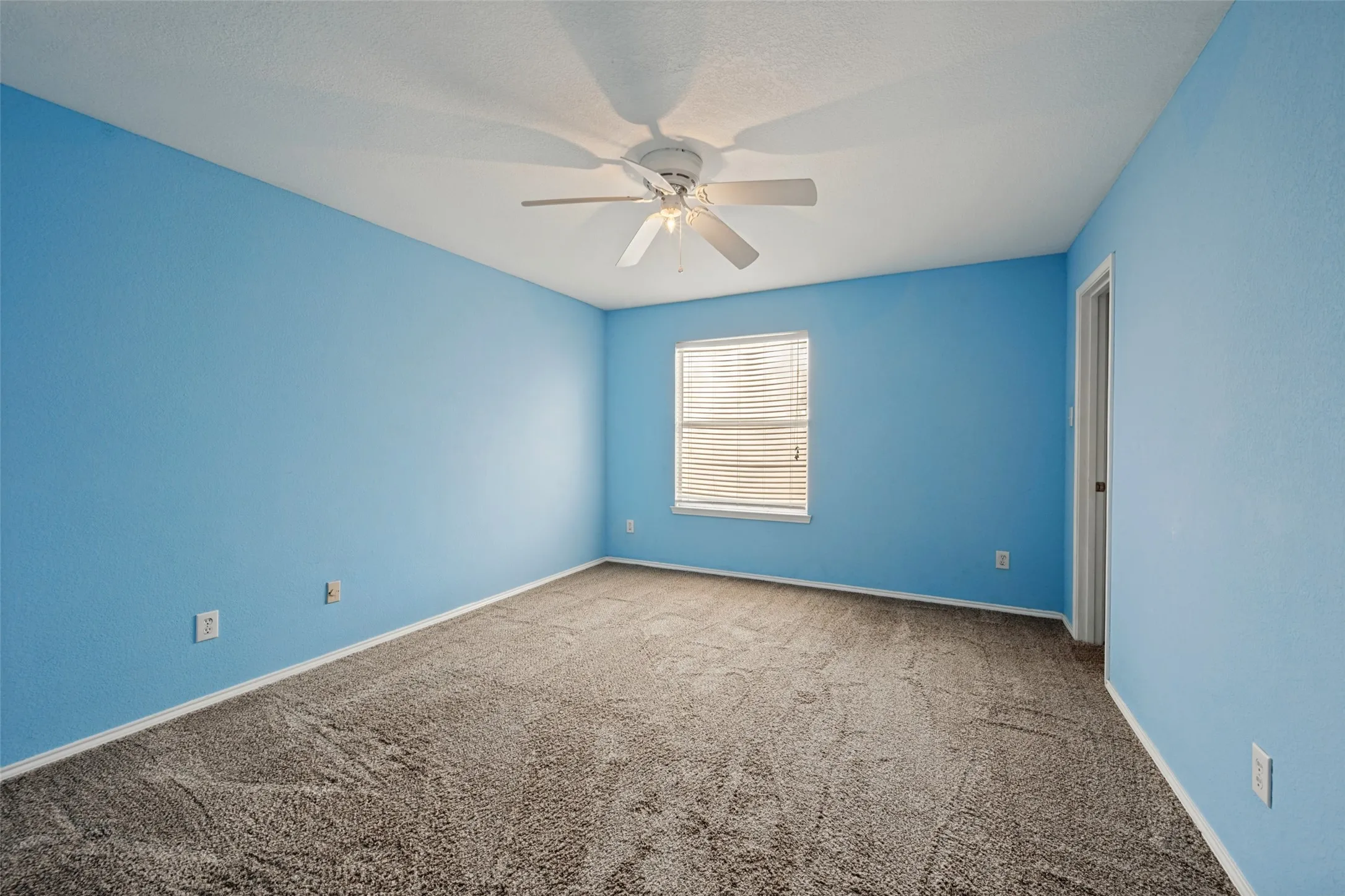 Single Family Residence For Sale in Tarrant County , 814 White Dove Drive, Arlington, Texas 76017, 5 Bedroom, 3 Bathroom, 2 Garage spaces, 3,324 Sqft, built in 2002, mls#21396541, Real Estate Agent in Arlington, Homes For Sale in Tarrant county, Homes For Sale in Arlington, Realtor in Arlington Texas, Real Estate Brokerage Independent Realty Texas, Luminita Cordes Realtor