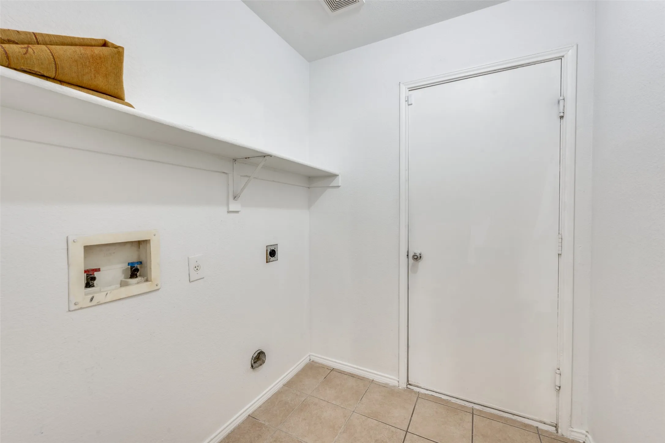 Single Family Residence For Sale in Tarrant County , 814 White Dove Drive, Arlington, Texas 76017, 5 Bedroom, 3 Bathroom, 2 Garage spaces, 3,324 Sqft, built in 2002, mls#21396541, Real Estate Agent in Arlington, Homes For Sale in Tarrant county, Homes For Sale in Arlington, Realtor in Arlington Texas, Real Estate Brokerage Independent Realty Texas, Luminita Cordes Realtor