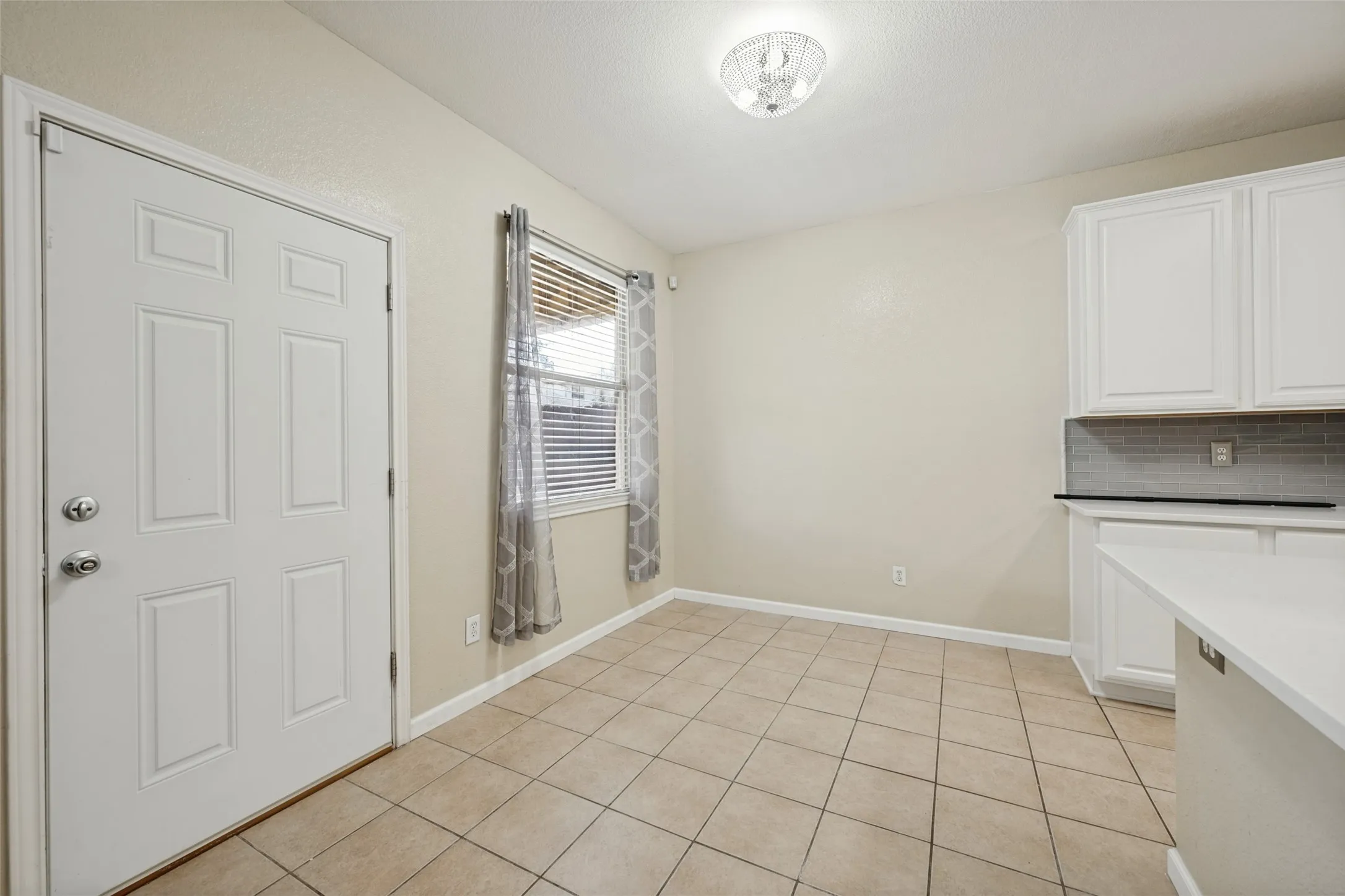 Single Family Residence For Sale in Tarrant County , 814 White Dove Drive, Arlington, Texas 76017, 5 Bedroom, 3 Bathroom, 2 Garage spaces, 3,324 Sqft, built in 2002, mls#21396541, Real Estate Agent in Arlington, Homes For Sale in Tarrant county, Homes For Sale in Arlington, Realtor in Arlington Texas, Real Estate Brokerage Independent Realty Texas, Luminita Cordes Realtor