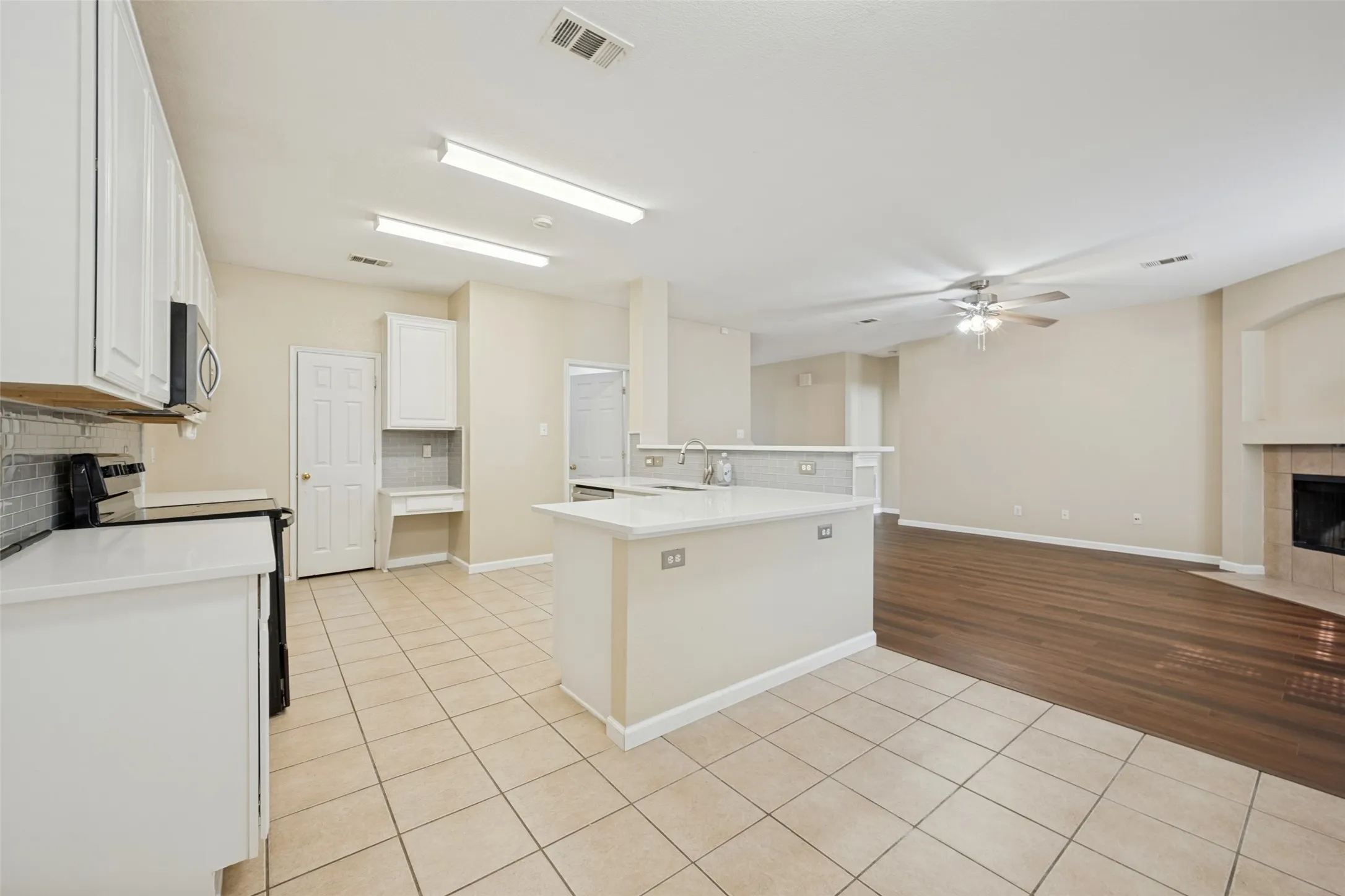 Single Family Residence For Sale in Tarrant County , 814 White Dove Drive, Arlington, Texas 76017, 5 Bedroom, 3 Bathroom, 2 Garage spaces, 3,324 Sqft, built in 2002, mls#21396541, Real Estate Agent in Arlington, Homes For Sale in Tarrant county, Homes For Sale in Arlington, Realtor in Arlington Texas, Real Estate Brokerage Independent Realty Texas, Luminita Cordes Realtor