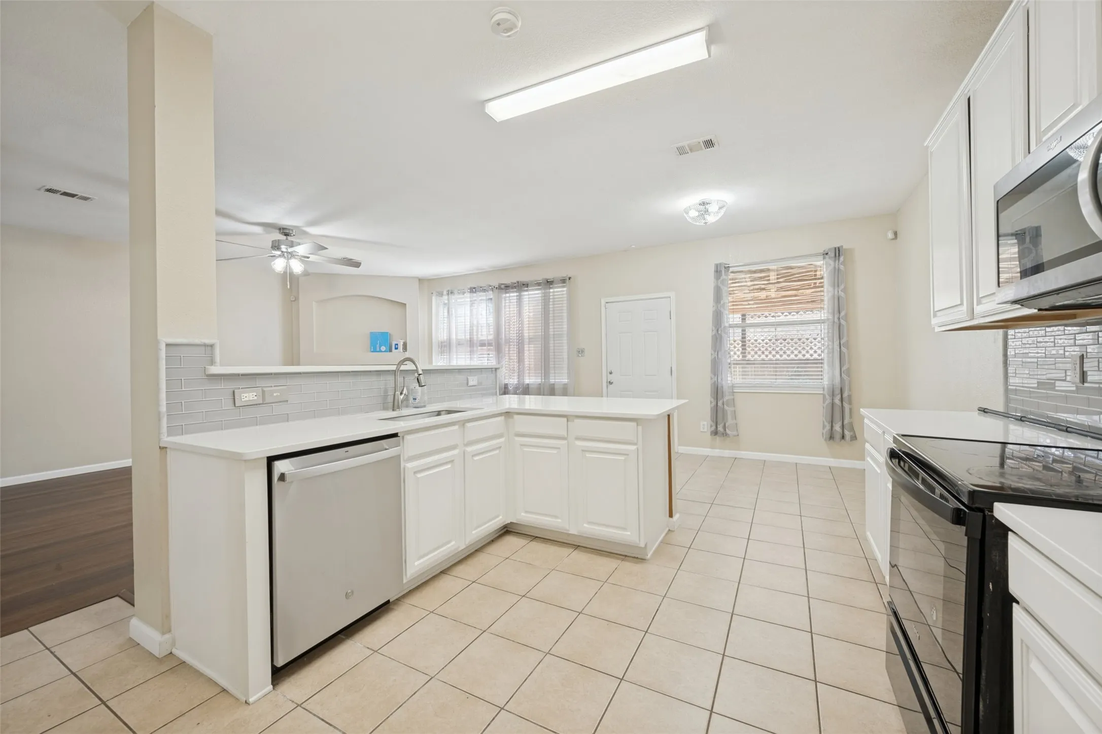 Single Family Residence For Sale in Tarrant County , 814 White Dove Drive, Arlington, Texas 76017, 5 Bedroom, 3 Bathroom, 2 Garage spaces, 3,324 Sqft, built in 2002, mls#21396541, Real Estate Agent in Arlington, Homes For Sale in Tarrant county, Homes For Sale in Arlington, Realtor in Arlington Texas, Real Estate Brokerage Independent Realty Texas, Luminita Cordes Realtor