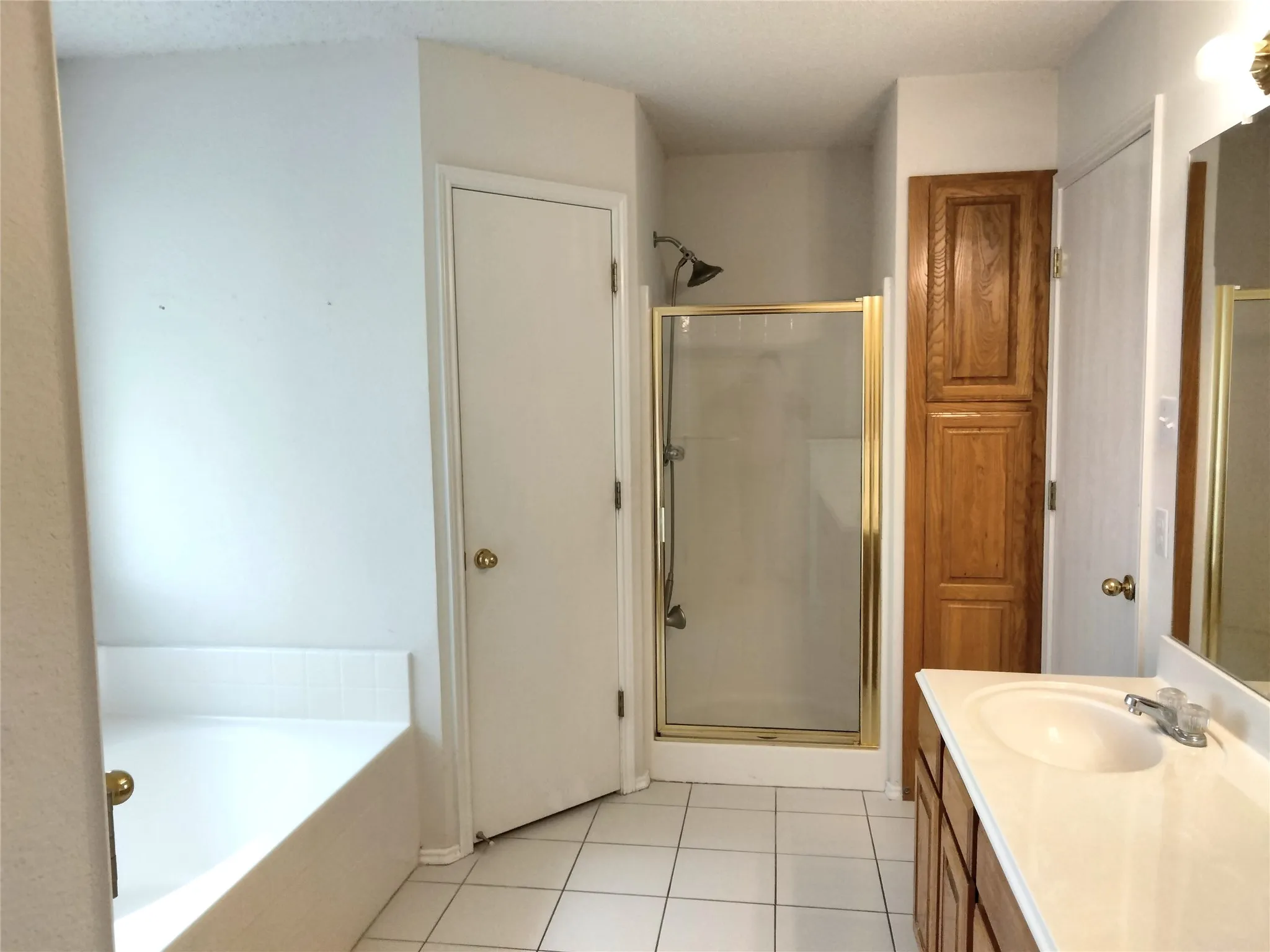 Single Family Residence For Sale in Johnson County , 309 Odell Street, Cleburne, Texas 76033, 3 Bedroom, 2 Bathroom, 2 Garage spaces, 1,724 Sqft, built in 2001, mls#21397024, Real Estate Agent in Cleburne, Homes For Sale in Johnson county, Homes For Sale in Cleburne, Realtor in Cleburne Texas, Real Estate Brokerage Independent Realty Texas, Luminita Cordes Realtor