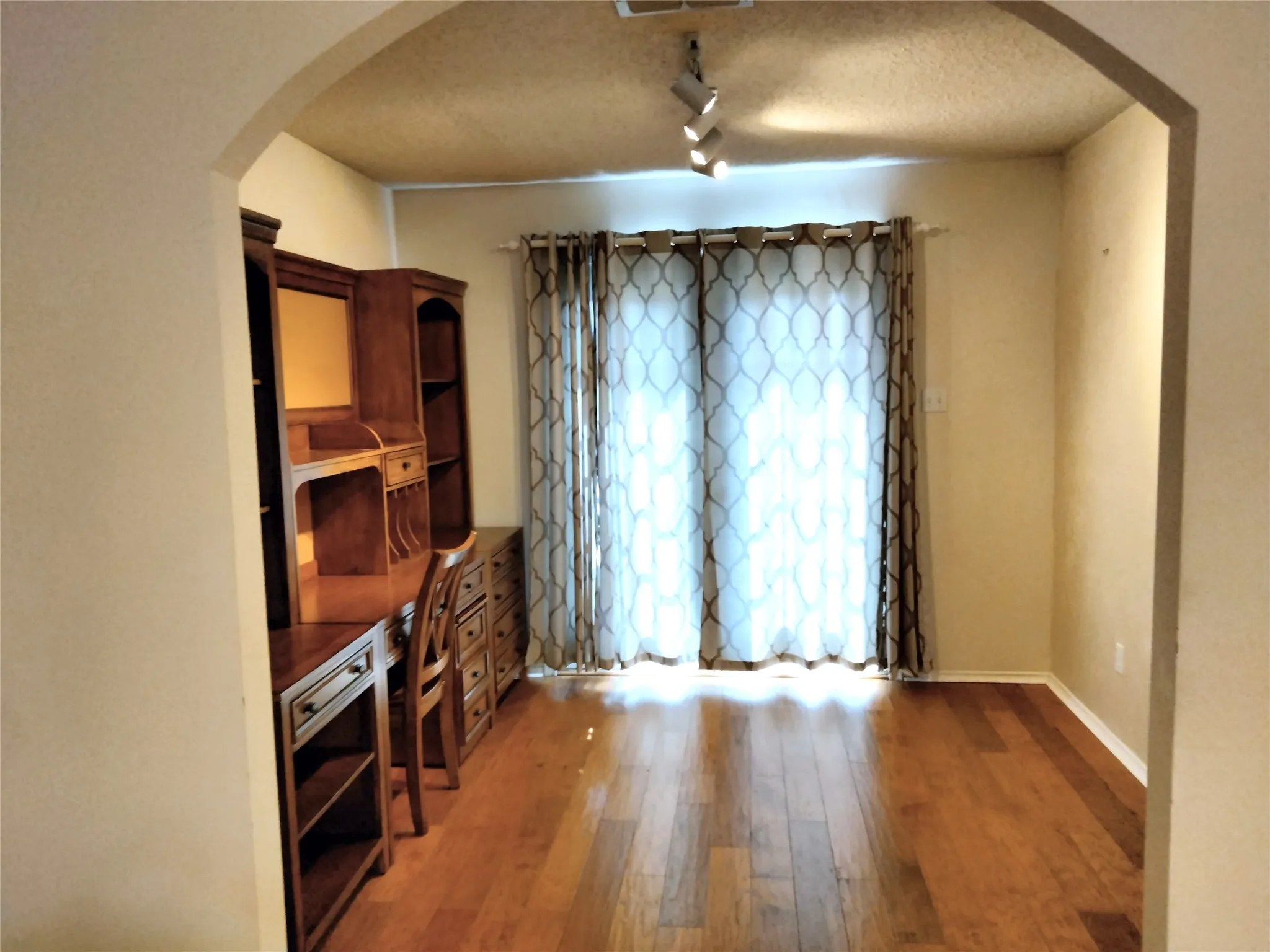 Single Family Residence For Sale in Johnson County , 309 Odell Street, Cleburne, Texas 76033, 3 Bedroom, 2 Bathroom, 2 Garage spaces, 1,724 Sqft, built in 2001, mls#21397024, Real Estate Agent in Cleburne, Homes For Sale in Johnson county, Homes For Sale in Cleburne, Realtor in Cleburne Texas, Real Estate Brokerage Independent Realty Texas, Luminita Cordes Realtor