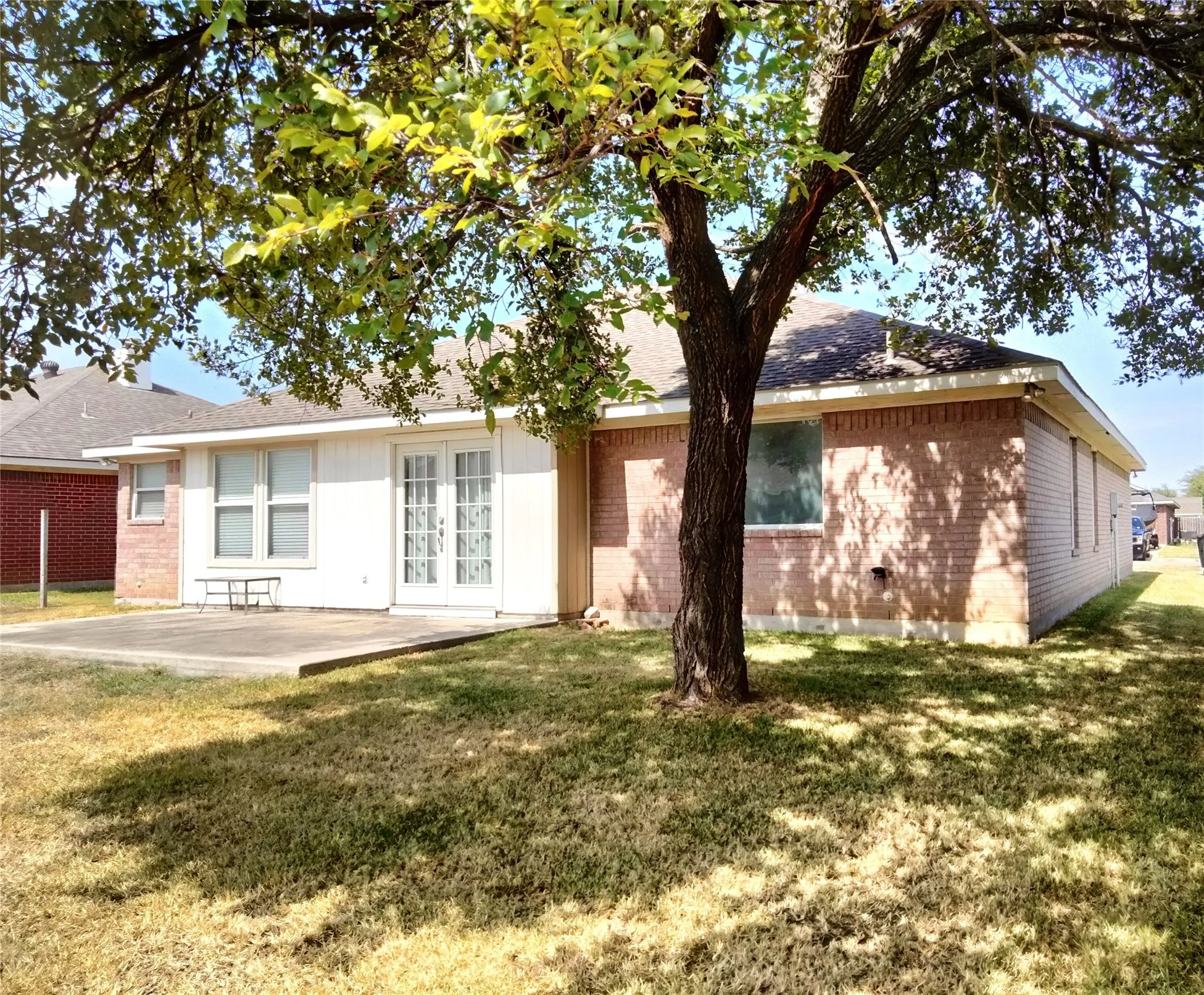 Single Family Residence For Sale in Johnson County , 309 Odell Street, Cleburne, Texas 76033, 3 Bedroom, 2 Bathroom, 2 Garage spaces, 1,724 Sqft, built in 2001, mls#21397024, Real Estate Agent in Cleburne, Homes For Sale in Johnson county, Homes For Sale in Cleburne, Realtor in Cleburne Texas, Real Estate Brokerage Independent Realty Texas, Luminita Cordes Realtor