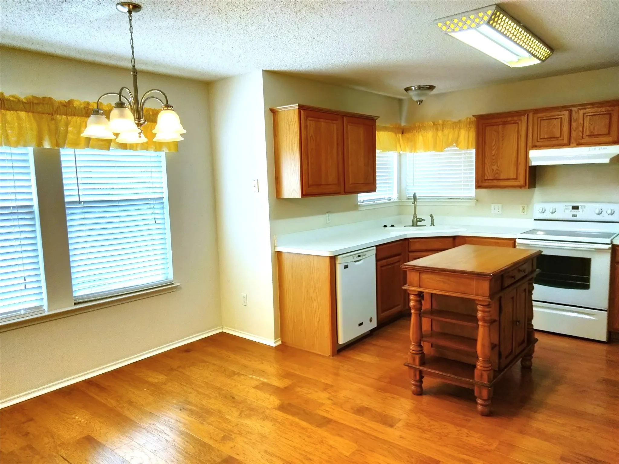 Single Family Residence For Sale in Johnson County , 309 Odell Street, Cleburne, Texas 76033, 3 Bedroom, 2 Bathroom, 2 Garage spaces, 1,724 Sqft, built in 2001, mls#21397024, Real Estate Agent in Cleburne, Homes For Sale in Johnson county, Homes For Sale in Cleburne, Realtor in Cleburne Texas, Real Estate Brokerage Independent Realty Texas, Luminita Cordes Realtor