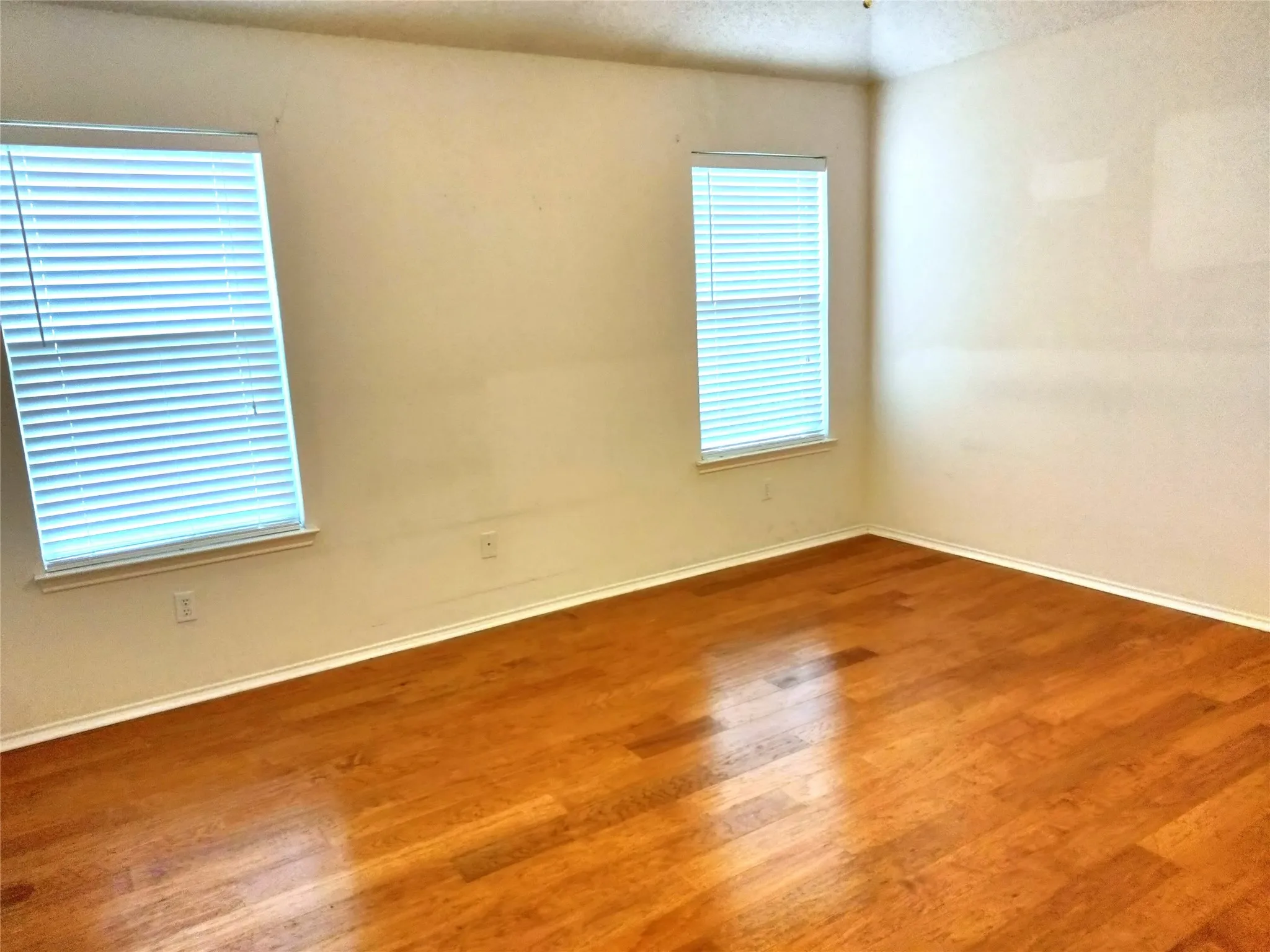 Single Family Residence For Sale in Johnson County , 309 Odell Street, Cleburne, Texas 76033, 3 Bedroom, 2 Bathroom, 2 Garage spaces, 1,724 Sqft, built in 2001, mls#21397024, Real Estate Agent in Cleburne, Homes For Sale in Johnson county, Homes For Sale in Cleburne, Realtor in Cleburne Texas, Real Estate Brokerage Independent Realty Texas, Luminita Cordes Realtor