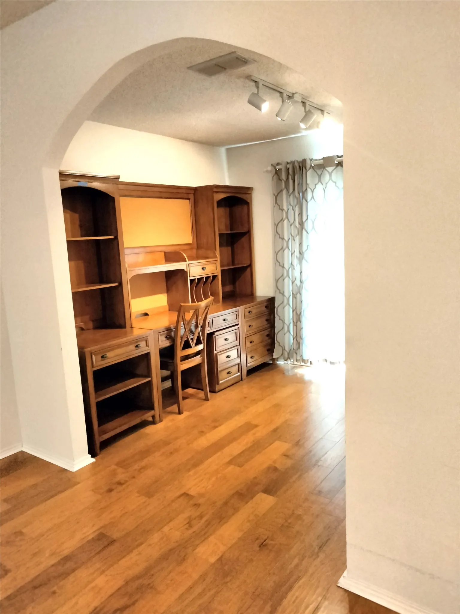 Single Family Residence For Sale in Johnson County , 309 Odell Street, Cleburne, Texas 76033, 3 Bedroom, 2 Bathroom, 2 Garage spaces, 1,724 Sqft, built in 2001, mls#21397024, Real Estate Agent in Cleburne, Homes For Sale in Johnson county, Homes For Sale in Cleburne, Realtor in Cleburne Texas, Real Estate Brokerage Independent Realty Texas, Luminita Cordes Realtor
