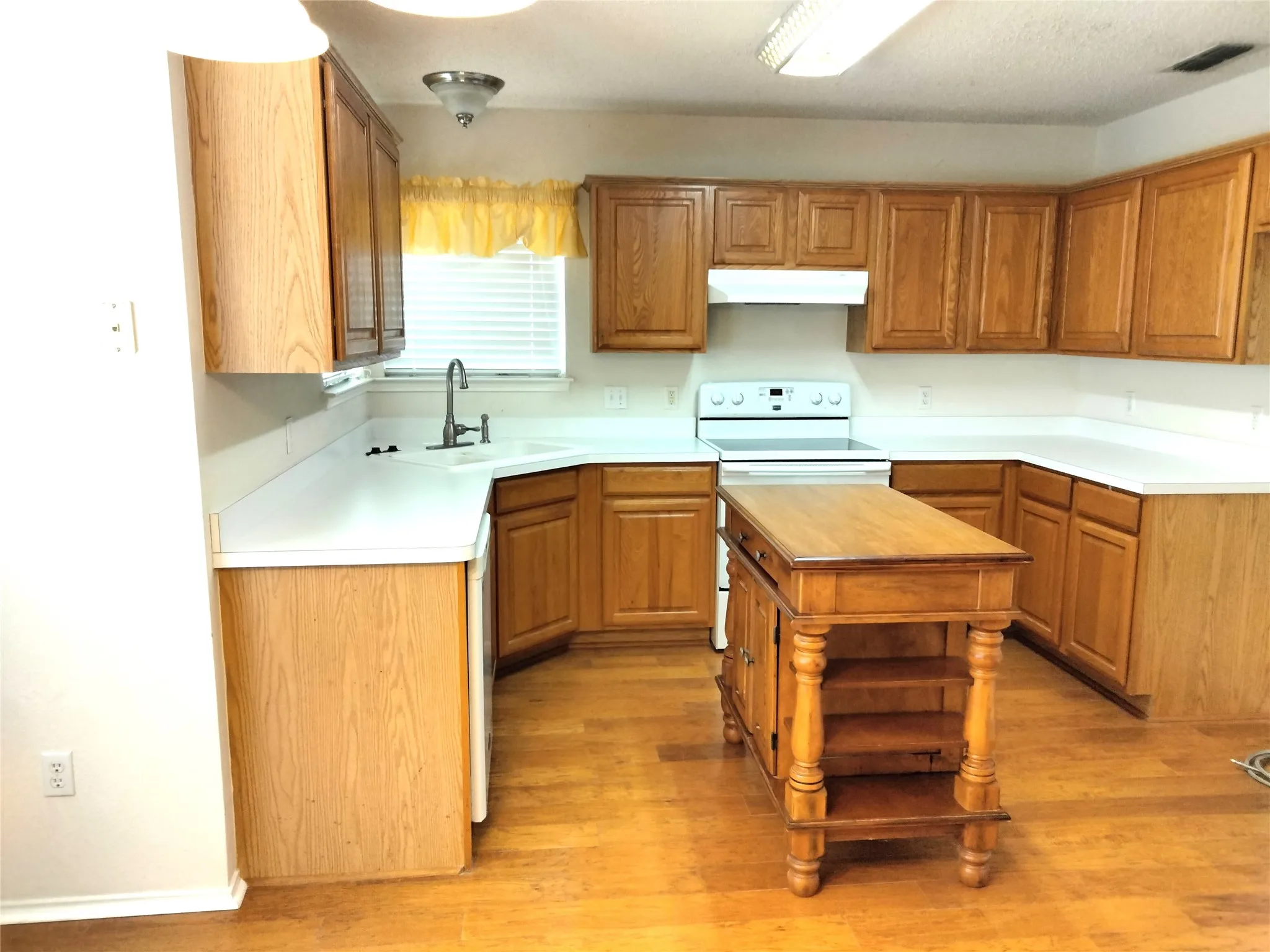 Single Family Residence For Sale in Johnson County , 309 Odell Street, Cleburne, Texas 76033, 3 Bedroom, 2 Bathroom, 2 Garage spaces, 1,724 Sqft, built in 2001, mls#21397024, Real Estate Agent in Cleburne, Homes For Sale in Johnson county, Homes For Sale in Cleburne, Realtor in Cleburne Texas, Real Estate Brokerage Independent Realty Texas, Luminita Cordes Realtor