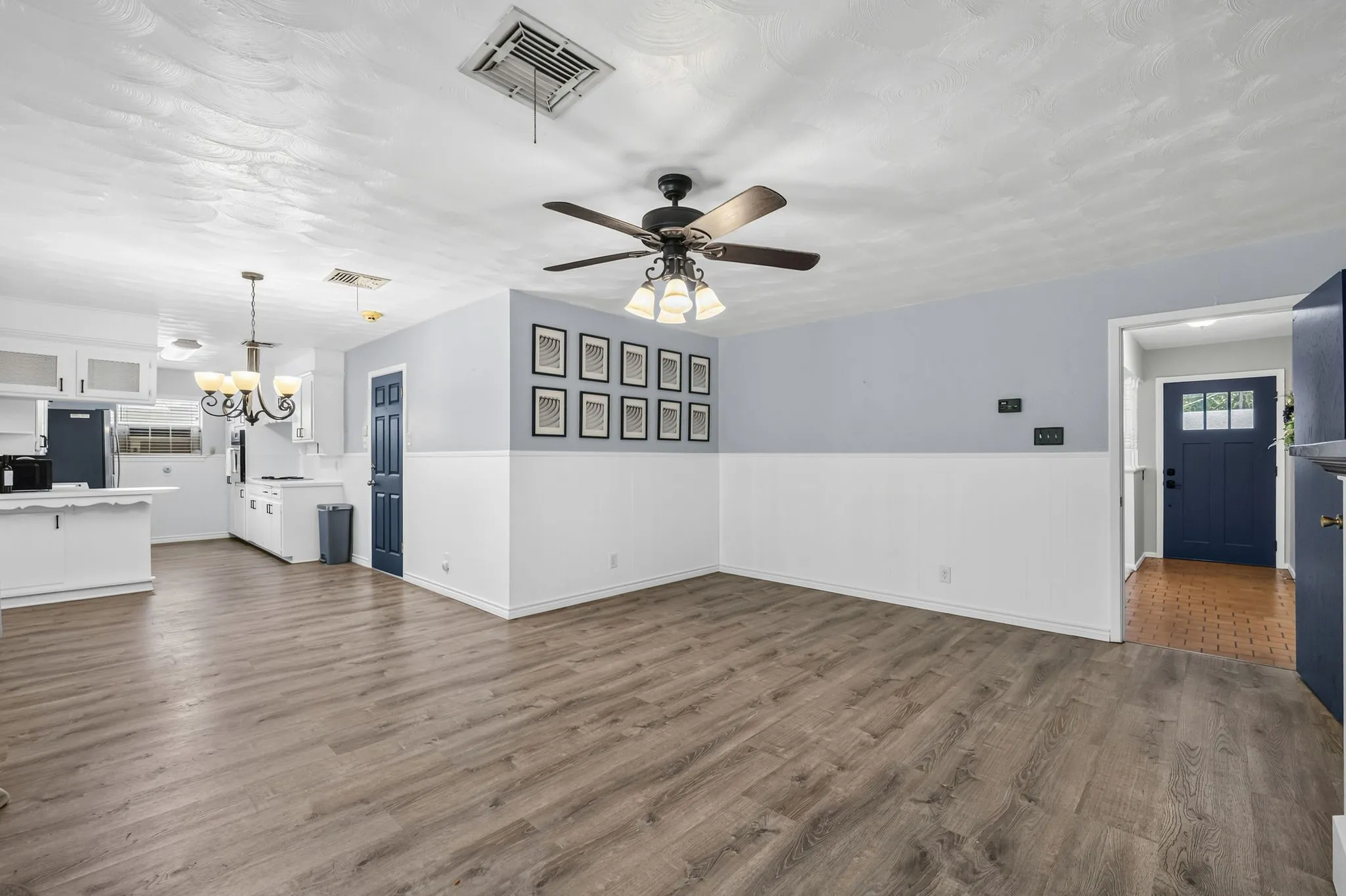 Single Family Residence For Sale in Tarrant County , 2113 David Drive, Fort Worth, Texas 76111, 3 Bedroom, 2 Bathroom, 2 Garage spaces, 1,660 Sqft, built in 1960, mls#21397140, Real Estate Agent in Fort Worth, Homes For Sale in Tarrant county, Homes For Sale in Fort Worth, Realtor in Fort Worth Texas, Real Estate Brokerage Independent Realty Texas, Luminita Cordes Realtor