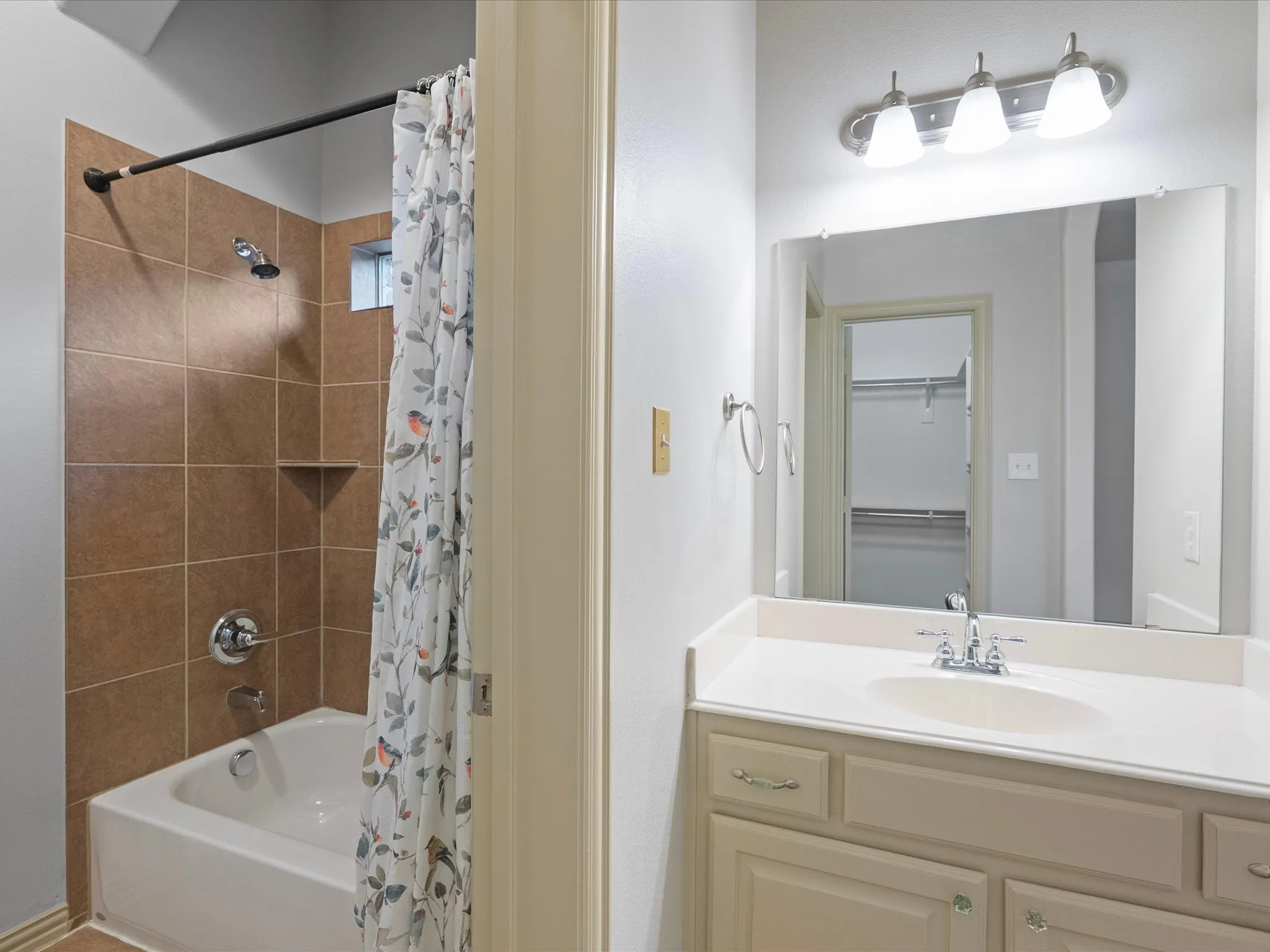Single Family Residence For Sale in Denton County , 2948 Clearfork Trail, Frisco, Texas 75034, 4 Bedroom, 4 Bathroom, 2 Garage spaces, 4,271 Sqft, built in 2007, mls#21395061, Real Estate Agent in Frisco, Homes For Sale in Denton county, Homes For Sale in Frisco, Realtor in Frisco Texas, Real Estate Brokerage Independent Realty Texas, Luminita Cordes Realtor