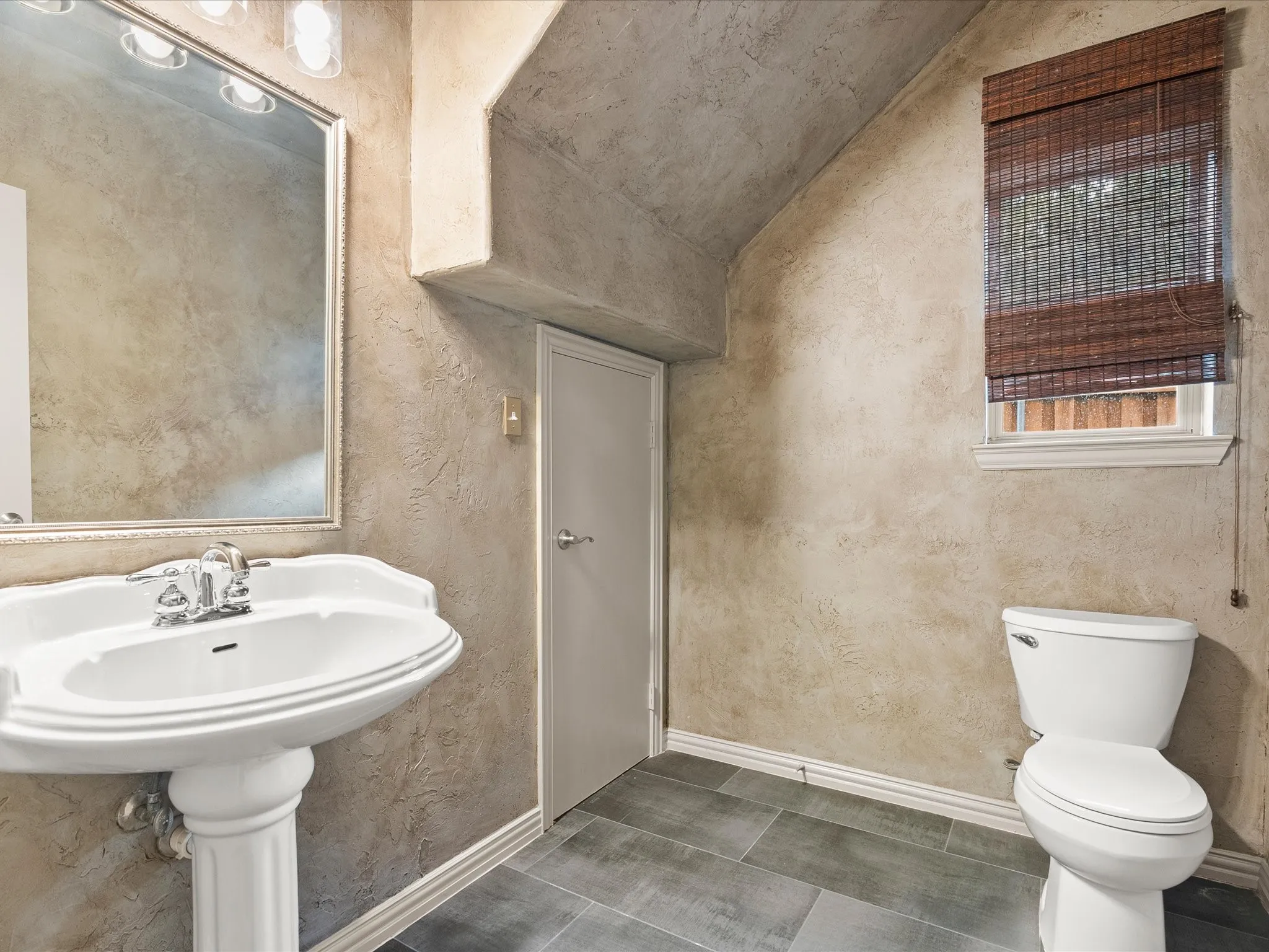 Single Family Residence For Sale in Denton County , 2948 Clearfork Trail, Frisco, Texas 75034, 4 Bedroom, 4 Bathroom, 2 Garage spaces, 4,271 Sqft, built in 2007, mls#21395061, Real Estate Agent in Frisco, Homes For Sale in Denton county, Homes For Sale in Frisco, Realtor in Frisco Texas, Real Estate Brokerage Independent Realty Texas, Luminita Cordes Realtor