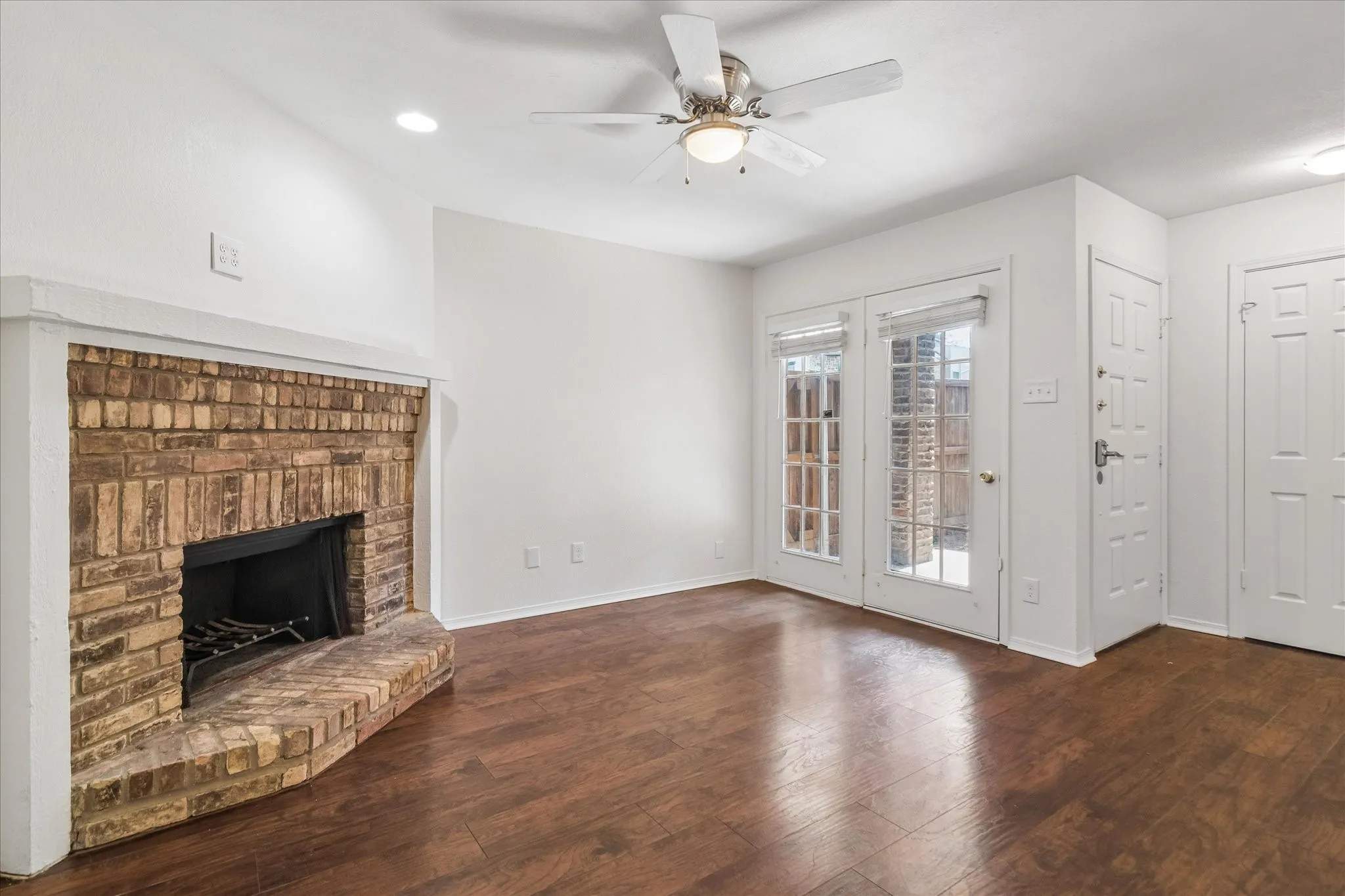 Condominium For Sale in Dallas County , 5200 Martel Avenue 24A, Dallas, Texas 75206, 2 Bedroom, 2 Bathroom, Garage spaces, 971 Sqft, built in 1983, mls#21392407, Real Estate Agent in Dallas, Homes For Sale in Dallas county, Homes For Sale in Dallas, Realtor in Dallas Texas, Real Estate Brokerage Independent Realty Texas, Luminita Cordes Realtor
