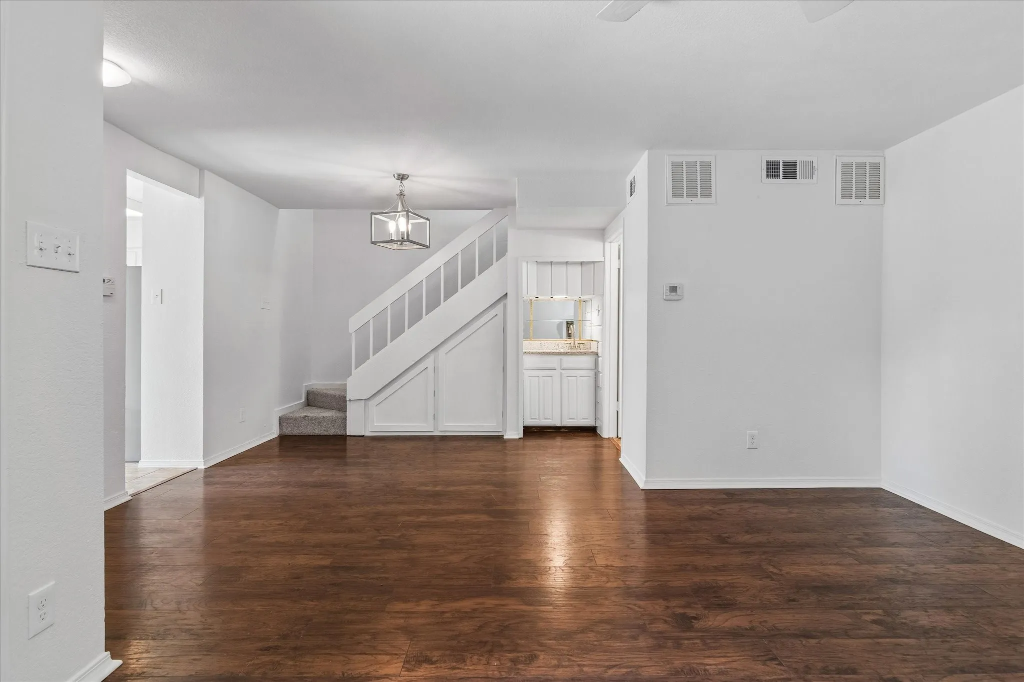 Condominium For Sale in Dallas County , 5200 Martel Avenue 24A, Dallas, Texas 75206, 2 Bedroom, 2 Bathroom, Garage spaces, 971 Sqft, built in 1983, mls#21392407, Real Estate Agent in Dallas, Homes For Sale in Dallas county, Homes For Sale in Dallas, Realtor in Dallas Texas, Real Estate Brokerage Independent Realty Texas, Luminita Cordes Realtor