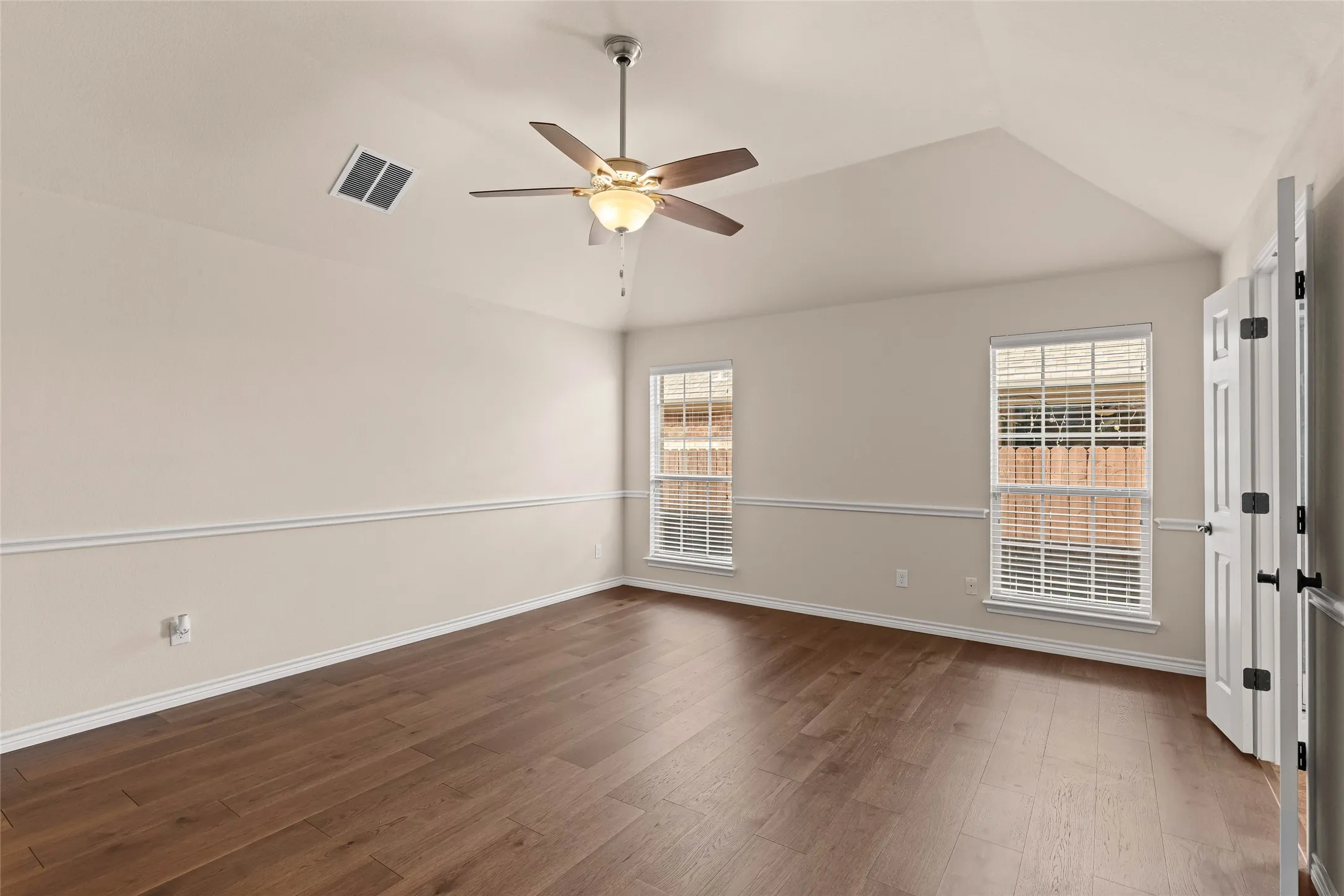 Single Family Residence For Sale in Tarrant County , 11800 Basilwood Drive, Fort Worth, Texas 76244, 3 Bedroom, 2 Bathroom, 2 Garage spaces, 1,921 Sqft, built in 2011, mls#21397011, Real Estate Agent in Fort Worth, Homes For Sale in Tarrant county, Homes For Sale in Fort Worth, Realtor in Fort Worth Texas, Real Estate Brokerage Independent Realty Texas, Luminita Cordes Realtor