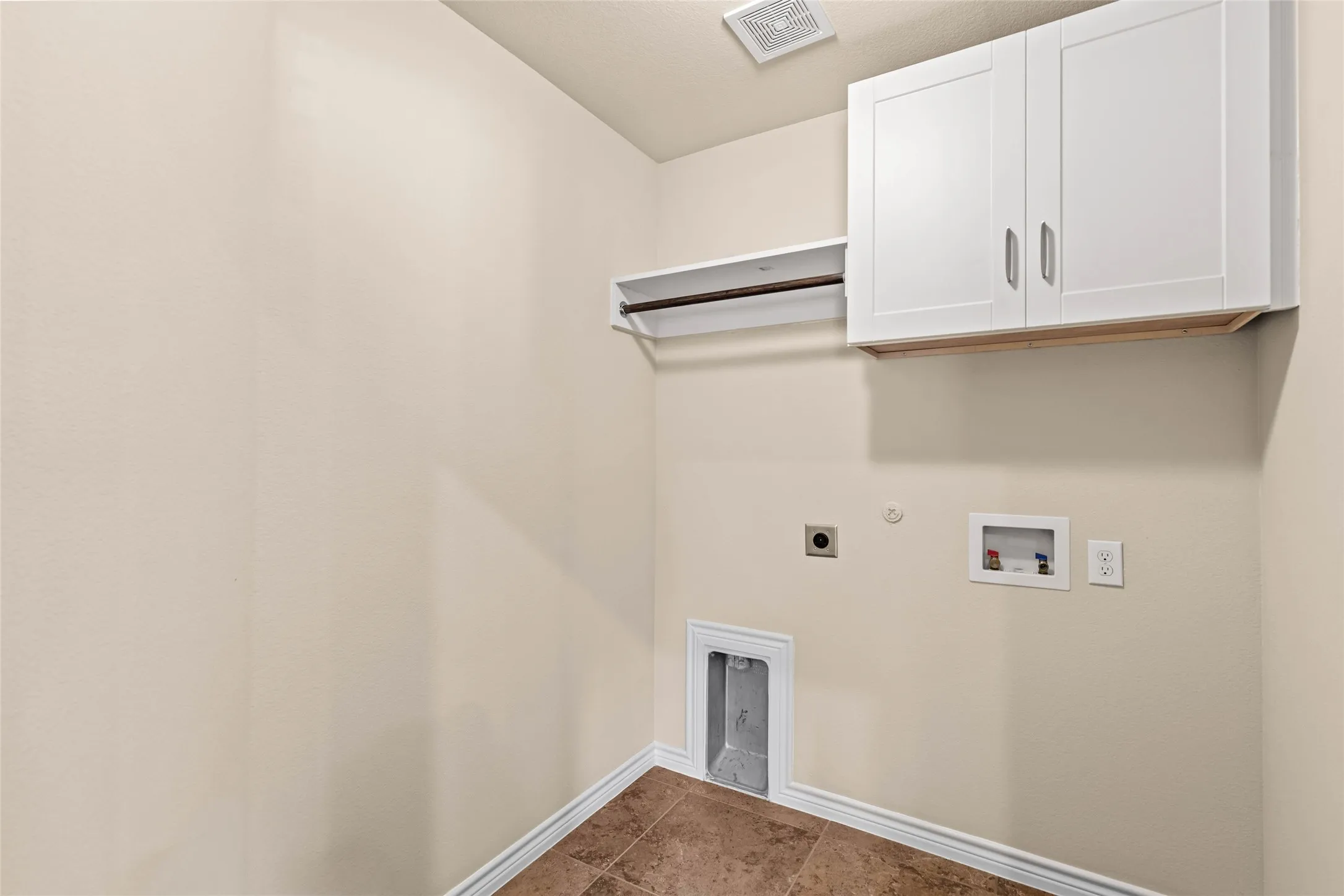 Single Family Residence For Sale in Tarrant County , 11800 Basilwood Drive, Fort Worth, Texas 76244, 3 Bedroom, 2 Bathroom, 2 Garage spaces, 1,921 Sqft, built in 2011, mls#21397011, Real Estate Agent in Fort Worth, Homes For Sale in Tarrant county, Homes For Sale in Fort Worth, Realtor in Fort Worth Texas, Real Estate Brokerage Independent Realty Texas, Luminita Cordes Realtor