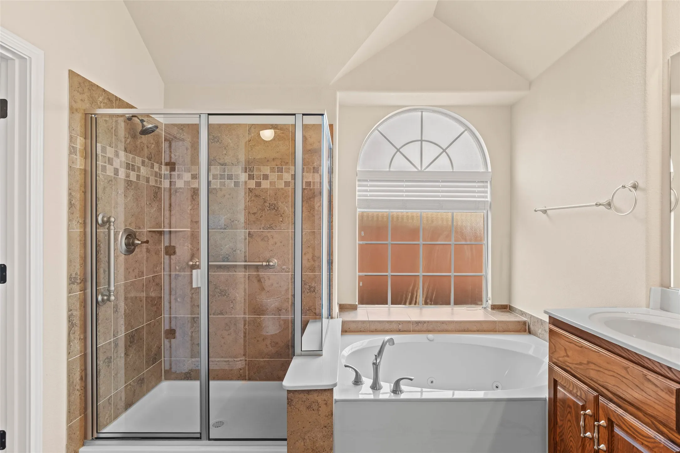 Single Family Residence For Sale in Tarrant County , 11800 Basilwood Drive, Fort Worth, Texas 76244, 3 Bedroom, 2 Bathroom, 2 Garage spaces, 1,921 Sqft, built in 2011, mls#21397011, Real Estate Agent in Fort Worth, Homes For Sale in Tarrant county, Homes For Sale in Fort Worth, Realtor in Fort Worth Texas, Real Estate Brokerage Independent Realty Texas, Luminita Cordes Realtor
