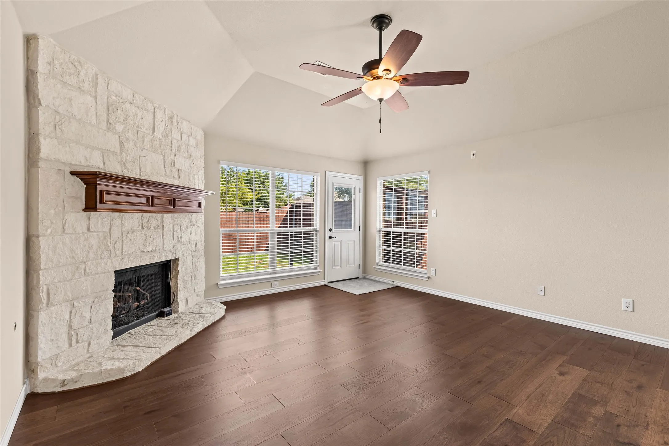 Single Family Residence For Sale in Tarrant County , 11800 Basilwood Drive, Fort Worth, Texas 76244, 3 Bedroom, 2 Bathroom, 2 Garage spaces, 1,921 Sqft, built in 2011, mls#21397011, Real Estate Agent in Fort Worth, Homes For Sale in Tarrant county, Homes For Sale in Fort Worth, Realtor in Fort Worth Texas, Real Estate Brokerage Independent Realty Texas, Luminita Cordes Realtor