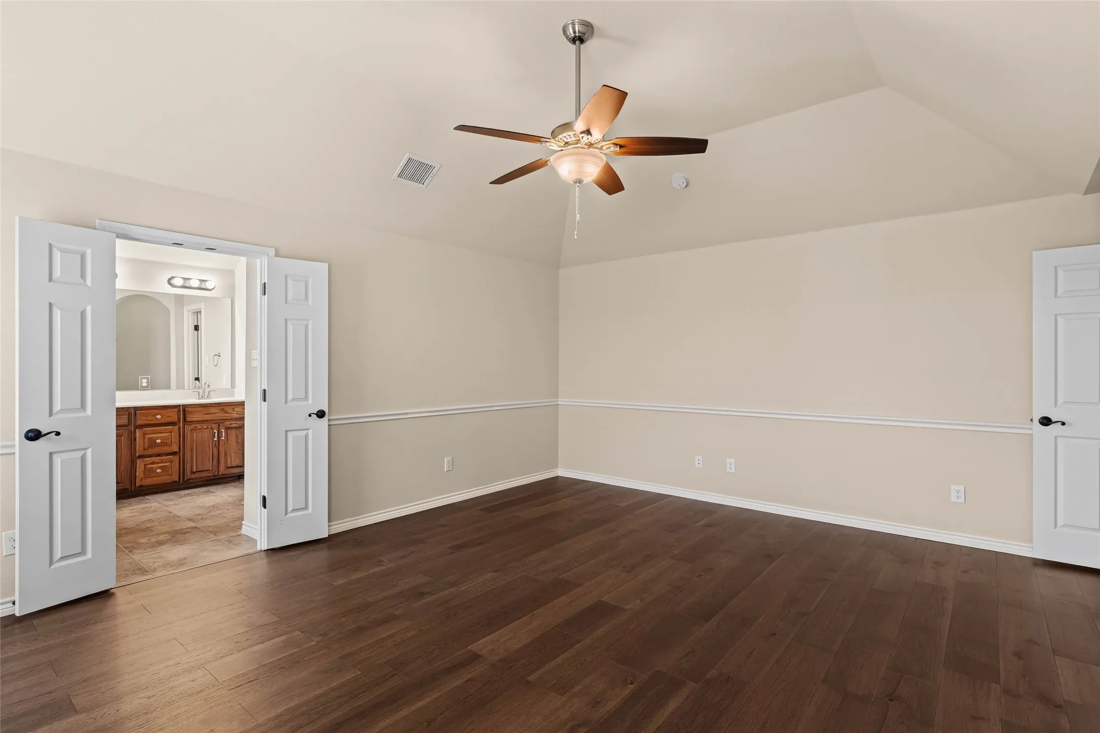 Single Family Residence For Sale in Tarrant County , 11800 Basilwood Drive, Fort Worth, Texas 76244, 3 Bedroom, 2 Bathroom, 2 Garage spaces, 1,921 Sqft, built in 2011, mls#21397011, Real Estate Agent in Fort Worth, Homes For Sale in Tarrant county, Homes For Sale in Fort Worth, Realtor in Fort Worth Texas, Real Estate Brokerage Independent Realty Texas, Luminita Cordes Realtor