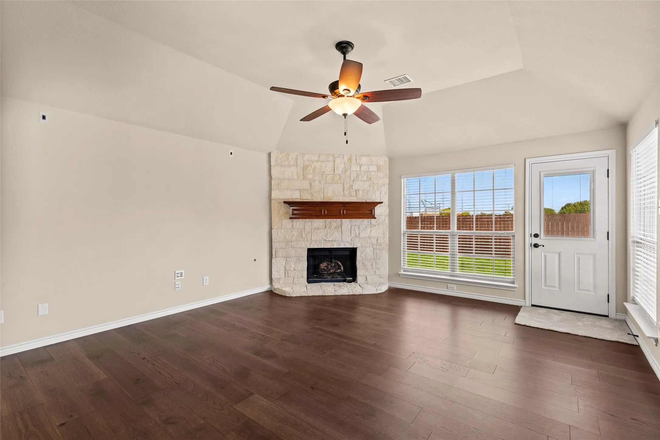 Single Family Residence For Sale in Tarrant County , 11800 Basilwood Drive, Fort Worth, Texas 76244, 3 Bedroom, 2 Bathroom, 2 Garage spaces, 1,921 Sqft, built in 2011, mls#21397011, Real Estate Agent in Fort Worth, Homes For Sale in Tarrant county, Homes For Sale in Fort Worth, Realtor in Fort Worth Texas, Real Estate Brokerage Independent Realty Texas, Luminita Cordes Realtor