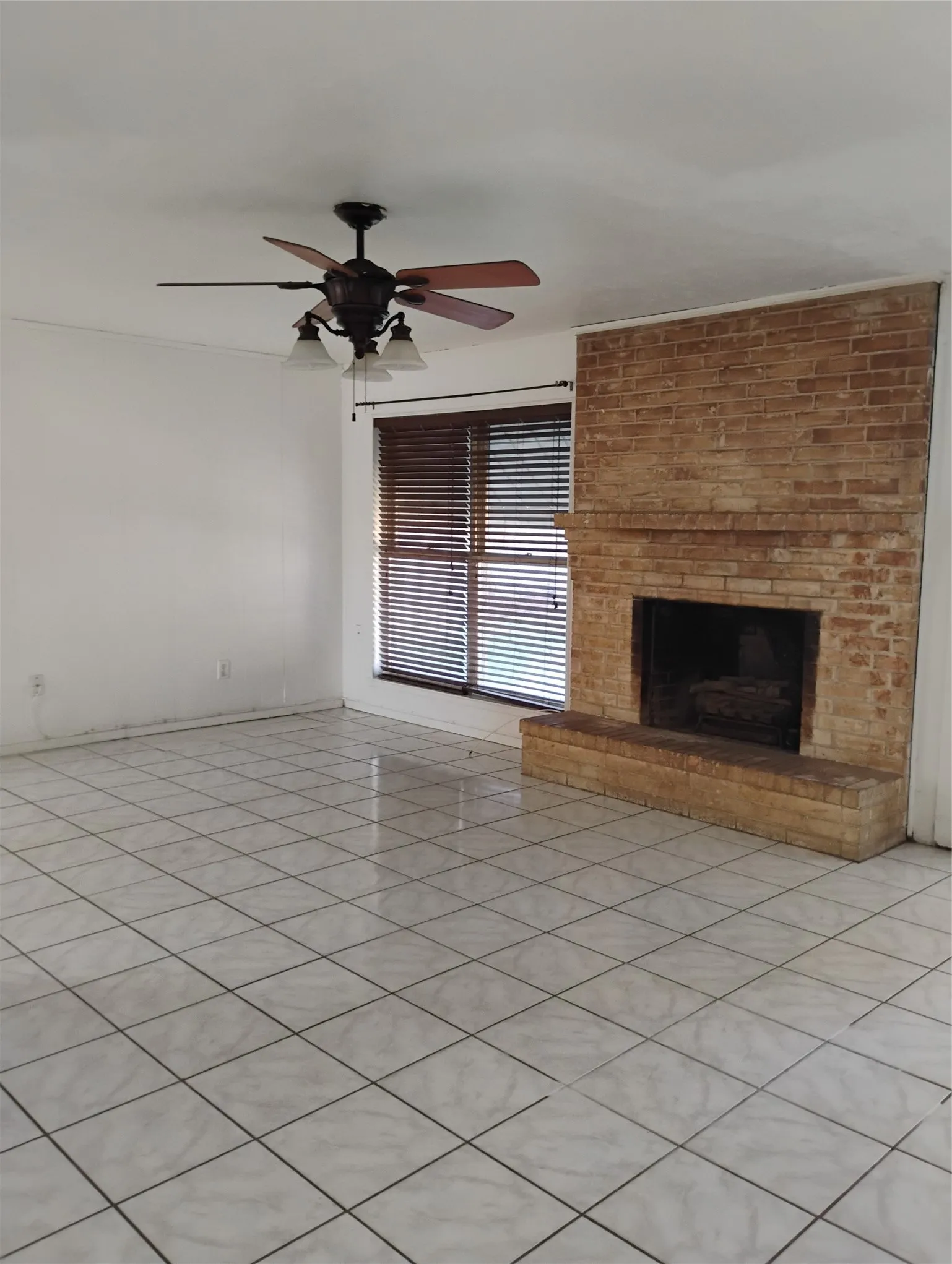 Single Family Residence For Rent in Dallas County , 2789 Rollingdale Lane, Farmers Branch, Texas 75234, 4 Bedroom, 2 Bathroom, 2 Garage spaces, 1,883 Sqft, built in 1968, mls#21397147, Real Estate Agent in Farmers Branch, Homes For Rent in Dallas county, Homes For Rent in Farmers Branch, Realtor in Farmers Branch Texas, Real Estate Brokerage Independent Realty Texas, Luminita Cordes Realtor