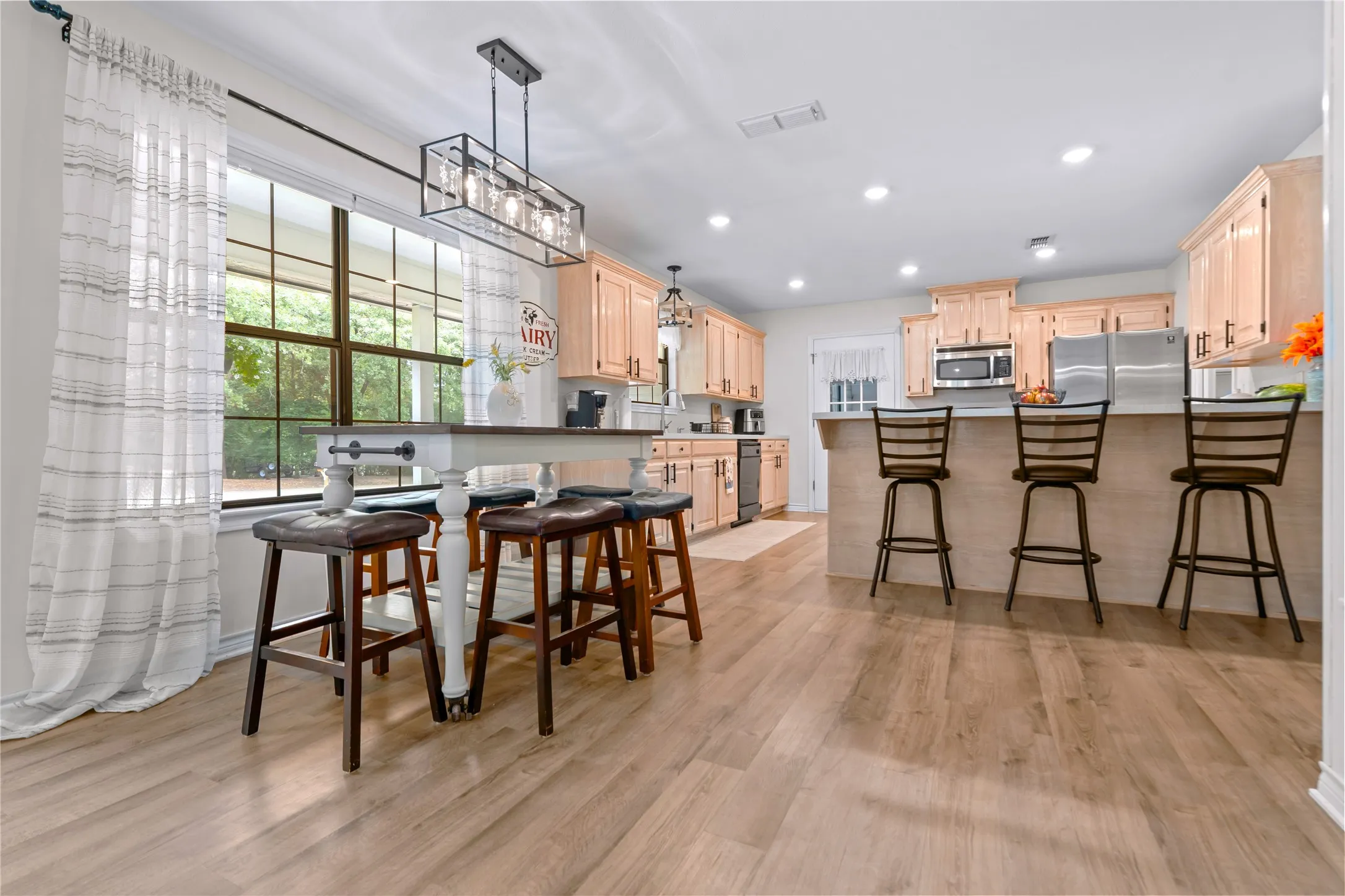 Single Family Residence For Sale in Wood County , 176 Woodside Lane, Holly Lake Ranch, Texas 75765, 2 Bedroom, 2 Bathroom, 2 Garage spaces, 2,184 Sqft, built in 1994, mls#21397146, Real Estate Agent in Holly Lake Ranch, Homes For Sale in Wood county, Homes For Sale in Holly Lake Ranch, Realtor in Holly Lake Ranch Texas, Real Estate Brokerage Independent Realty Texas, Luminita Cordes Realtor
