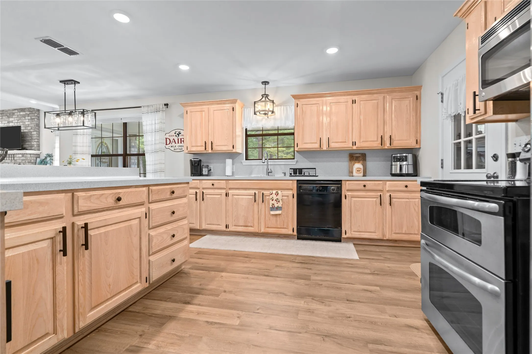 Single Family Residence For Sale in Wood County , 176 Woodside Lane, Holly Lake Ranch, Texas 75765, 2 Bedroom, 2 Bathroom, 2 Garage spaces, 2,184 Sqft, built in 1994, mls#21397146, Real Estate Agent in Holly Lake Ranch, Homes For Sale in Wood county, Homes For Sale in Holly Lake Ranch, Realtor in Holly Lake Ranch Texas, Real Estate Brokerage Independent Realty Texas, Luminita Cordes Realtor