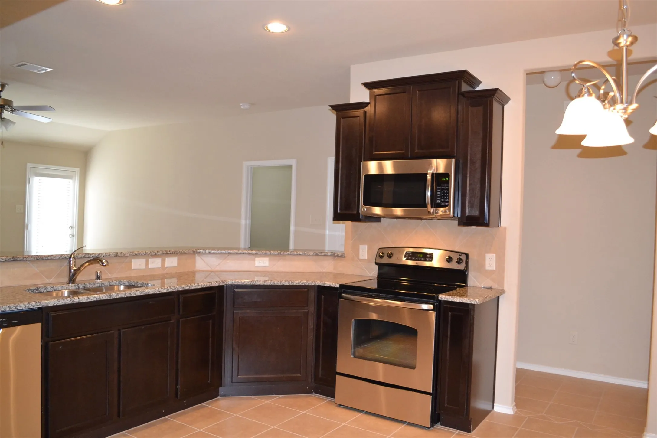 Single Family Residence For Rent in Denton County , 405 Sandy Lane, Little Elm, Texas 75068, 3 Bedroom, 2 Bathroom, 2 Garage spaces, 1,936 Sqft, built in 2014, mls#21397143, Real Estate Agent in Little Elm, Homes For Rent in Denton county, Homes For Rent in Little Elm, Realtor in Little Elm Texas, Real Estate Brokerage Independent Realty Texas, Luminita Cordes Realtor