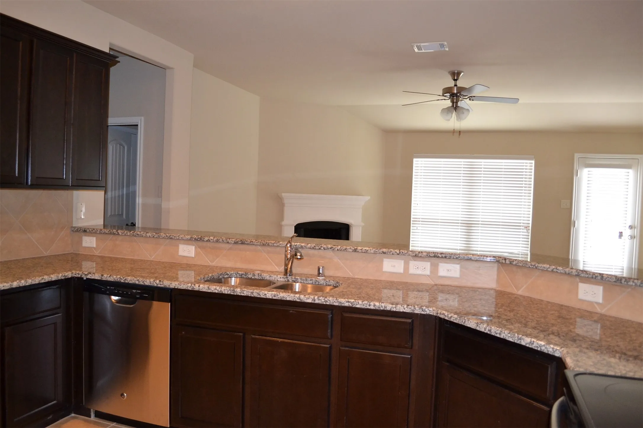 Single Family Residence For Rent in Denton County , 405 Sandy Lane, Little Elm, Texas 75068, 3 Bedroom, 2 Bathroom, 2 Garage spaces, 1,936 Sqft, built in 2014, mls#21397143, Real Estate Agent in Little Elm, Homes For Rent in Denton county, Homes For Rent in Little Elm, Realtor in Little Elm Texas, Real Estate Brokerage Independent Realty Texas, Luminita Cordes Realtor