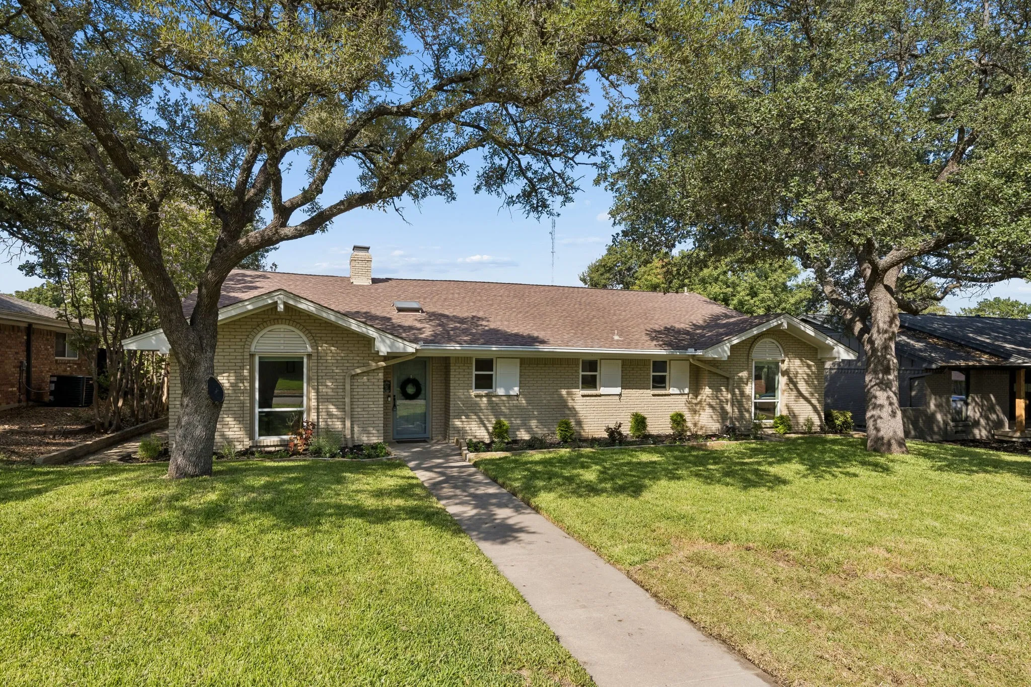 Single Family Residence For Sale in Collin County , 412 Ridgewood Drive, Richardson, Texas 75080, 4 Bedroom, 3 Bathroom, Garage spaces, 2,813 Sqft, built in 1968, mls#21394611, Real Estate Agent in Richardson, Homes For Sale in Collin county, Homes For Sale in Richardson, Realtor in Richardson Texas, Real Estate Brokerage Independent Realty Texas, Luminita Cordes Realtor