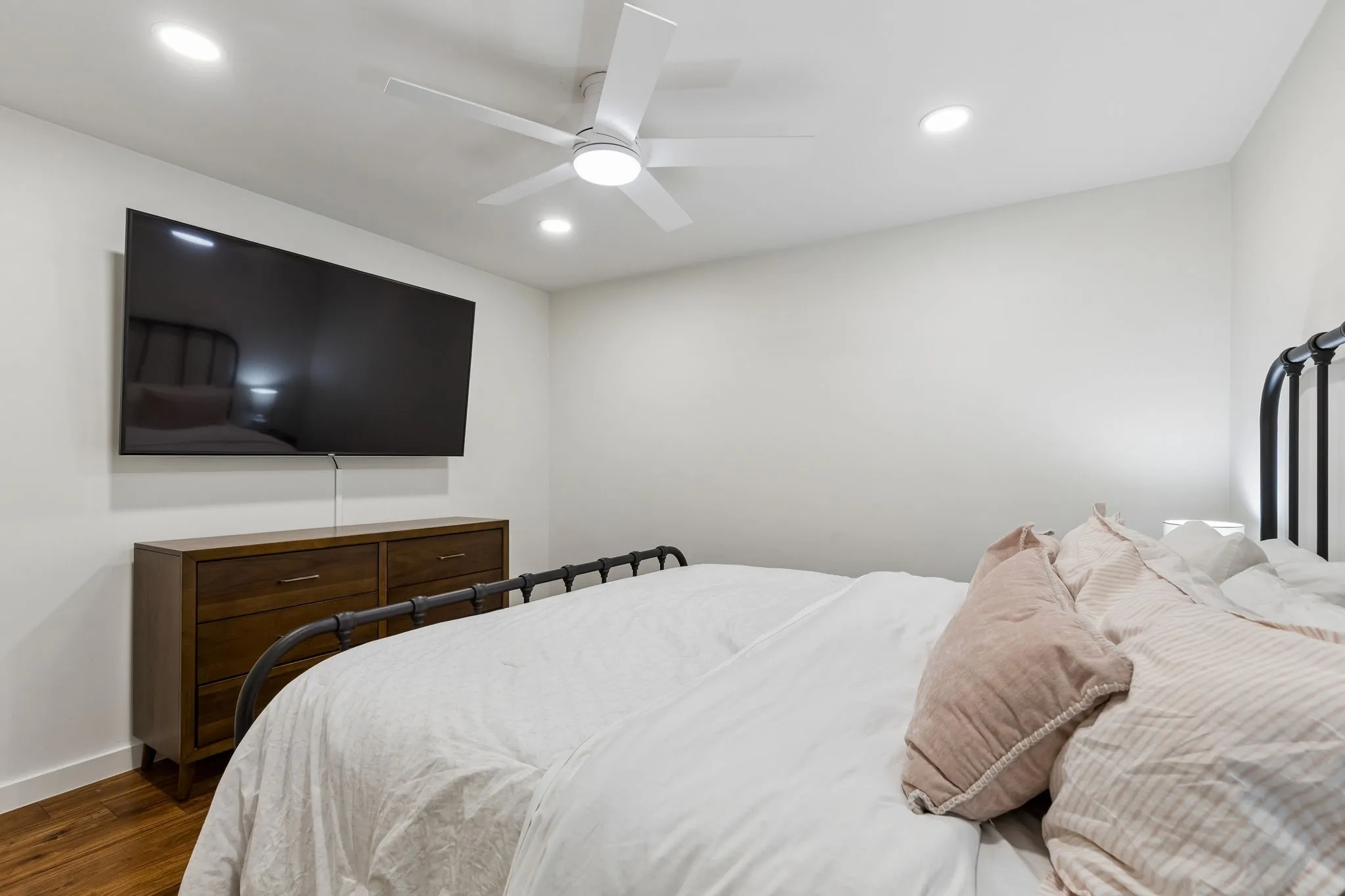 Single Family Residence For Sale in Collin County , 412 Ridgewood Drive, Richardson, Texas 75080, 4 Bedroom, 3 Bathroom, Garage spaces, 2,813 Sqft, built in 1968, mls#21394611, Real Estate Agent in Richardson, Homes For Sale in Collin county, Homes For Sale in Richardson, Realtor in Richardson Texas, Real Estate Brokerage Independent Realty Texas, Luminita Cordes Realtor