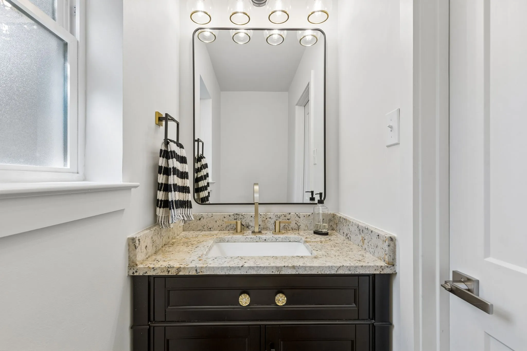 Single Family Residence For Sale in Collin County , 412 Ridgewood Drive, Richardson, Texas 75080, 4 Bedroom, 3 Bathroom, Garage spaces, 2,813 Sqft, built in 1968, mls#21394611, Real Estate Agent in Richardson, Homes For Sale in Collin county, Homes For Sale in Richardson, Realtor in Richardson Texas, Real Estate Brokerage Independent Realty Texas, Luminita Cordes Realtor