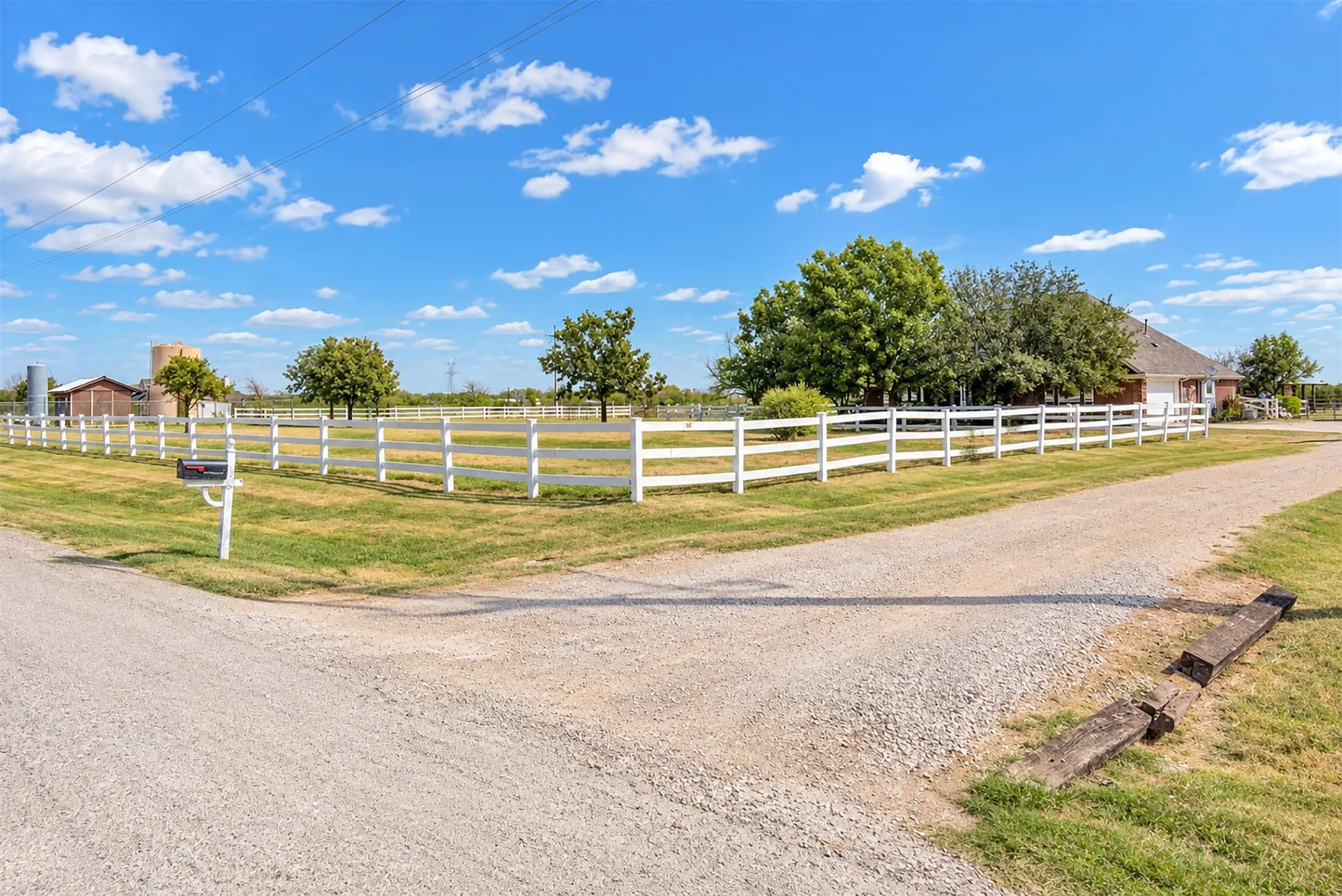 Single Family Residence For Sale in Denton County , 621 Old Stoney Court, Ponder, Texas 76259, 4 Bedroom, 2 Bathroom, 2 Garage spaces, 2,036 Sqft, built in 2001, mls#21392450, Real Estate Agent in Ponder, Homes For Sale in Denton county, Homes For Sale in Ponder, Realtor in Ponder Texas, Real Estate Brokerage Independent Realty Texas, Luminita Cordes Realtor