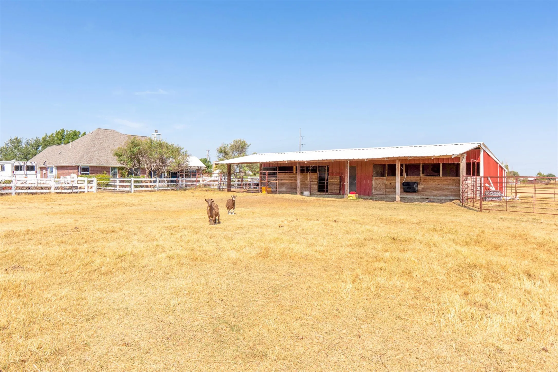 4 stall barn with tack/feed room in between the stalls in the middle of the barn.