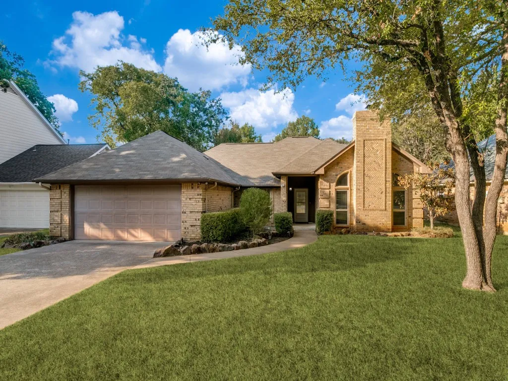 Single Family Residence For Rent in Tarrant County , 2144 S Winding Creek Drive, Grapevine, Texas 76051, 3 Bedroom, 2 Bathroom, 2 Garage spaces, 1,681 Sqft, built in 1986, mls#21397166, Real Estate Agent in Grapevine, Homes For Rent in Tarrant county, Homes For Rent in Grapevine, Realtor in Grapevine Texas, Real Estate Brokerage Independent Realty Texas, Luminita Cordes Realtor