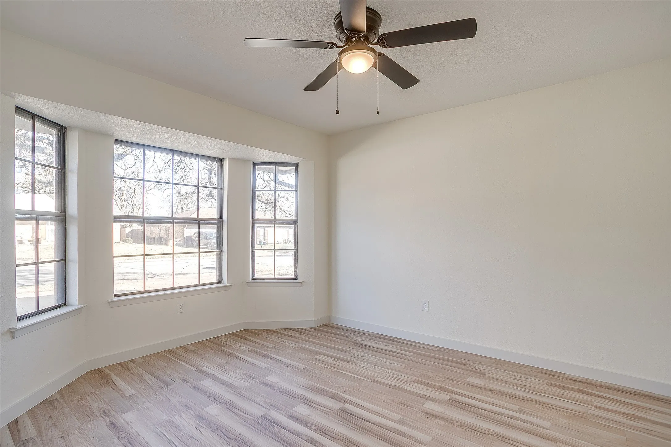 Single Family Residence For Sale in Tarrant County , 2421 Meadow View, Bedford, Texas 76021, 5 Bedroom, 3 Bathroom, 2 Garage spaces, 2,166 Sqft, built in 1979, mls#21397168, Real Estate Agent in Bedford, Homes For Sale in Tarrant county, Homes For Sale in Bedford, Realtor in Bedford Texas, Real Estate Brokerage Independent Realty Texas, Luminita Cordes Realtor