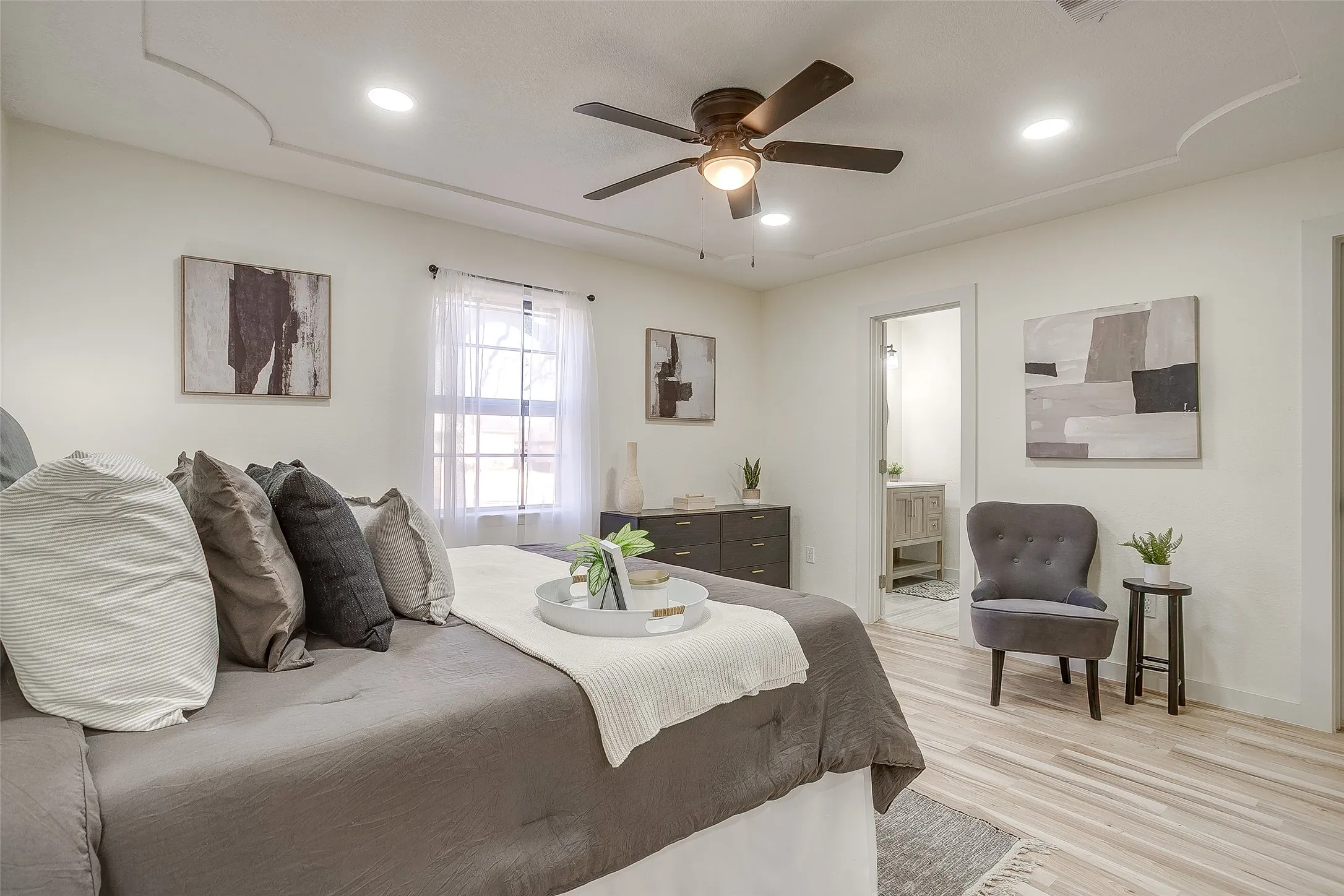 Single Family Residence For Sale in Tarrant County , 2421 Meadow View, Bedford, Texas 76021, 5 Bedroom, 3 Bathroom, 2 Garage spaces, 2,166 Sqft, built in 1979, mls#21397168, Real Estate Agent in Bedford, Homes For Sale in Tarrant county, Homes For Sale in Bedford, Realtor in Bedford Texas, Real Estate Brokerage Independent Realty Texas, Luminita Cordes Realtor