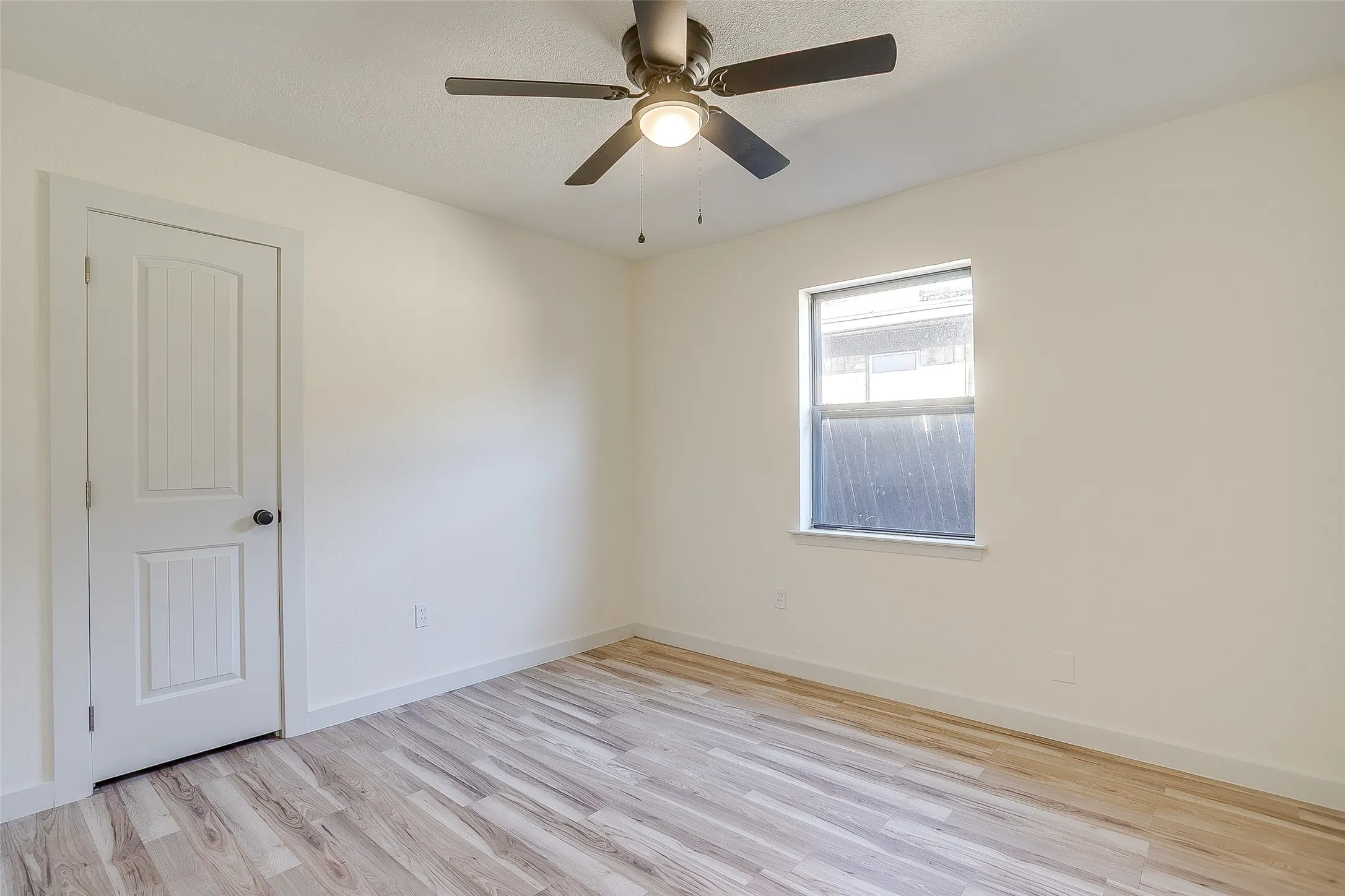 Single Family Residence For Sale in Tarrant County , 2421 Meadow View, Bedford, Texas 76021, 5 Bedroom, 3 Bathroom, 2 Garage spaces, 2,166 Sqft, built in 1979, mls#21397168, Real Estate Agent in Bedford, Homes For Sale in Tarrant county, Homes For Sale in Bedford, Realtor in Bedford Texas, Real Estate Brokerage Independent Realty Texas, Luminita Cordes Realtor