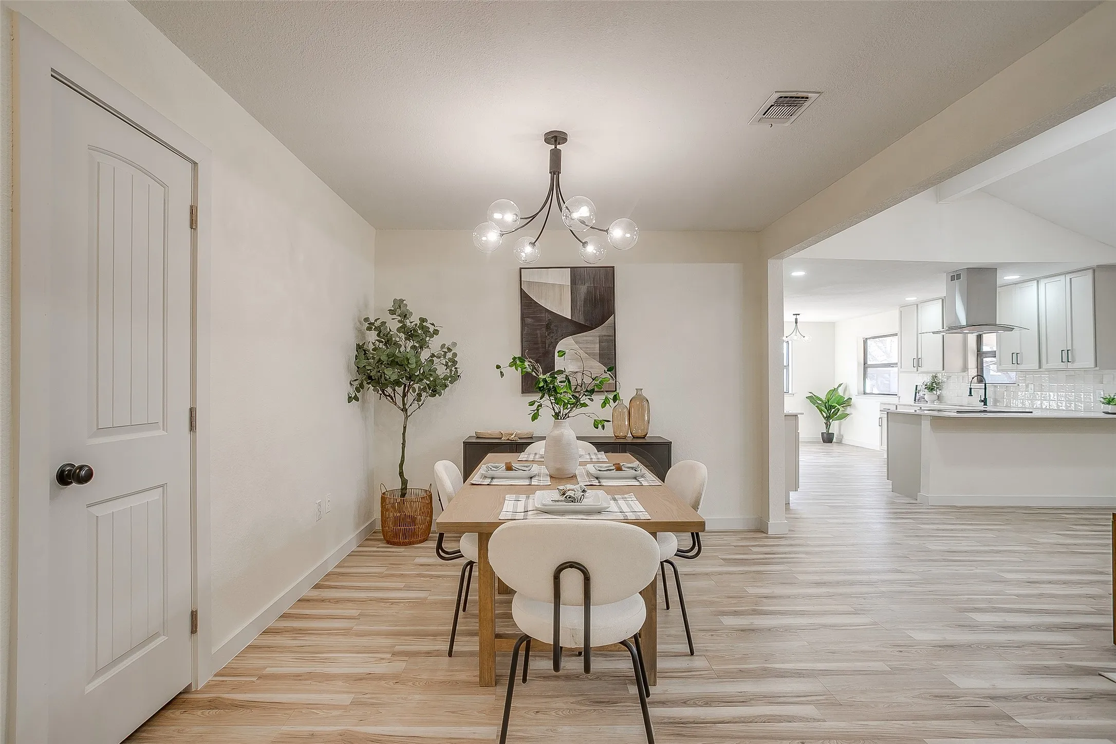 Single Family Residence For Sale in Tarrant County , 2421 Meadow View, Bedford, Texas 76021, 5 Bedroom, 3 Bathroom, 2 Garage spaces, 2,166 Sqft, built in 1979, mls#21397168, Real Estate Agent in Bedford, Homes For Sale in Tarrant county, Homes For Sale in Bedford, Realtor in Bedford Texas, Real Estate Brokerage Independent Realty Texas, Luminita Cordes Realtor