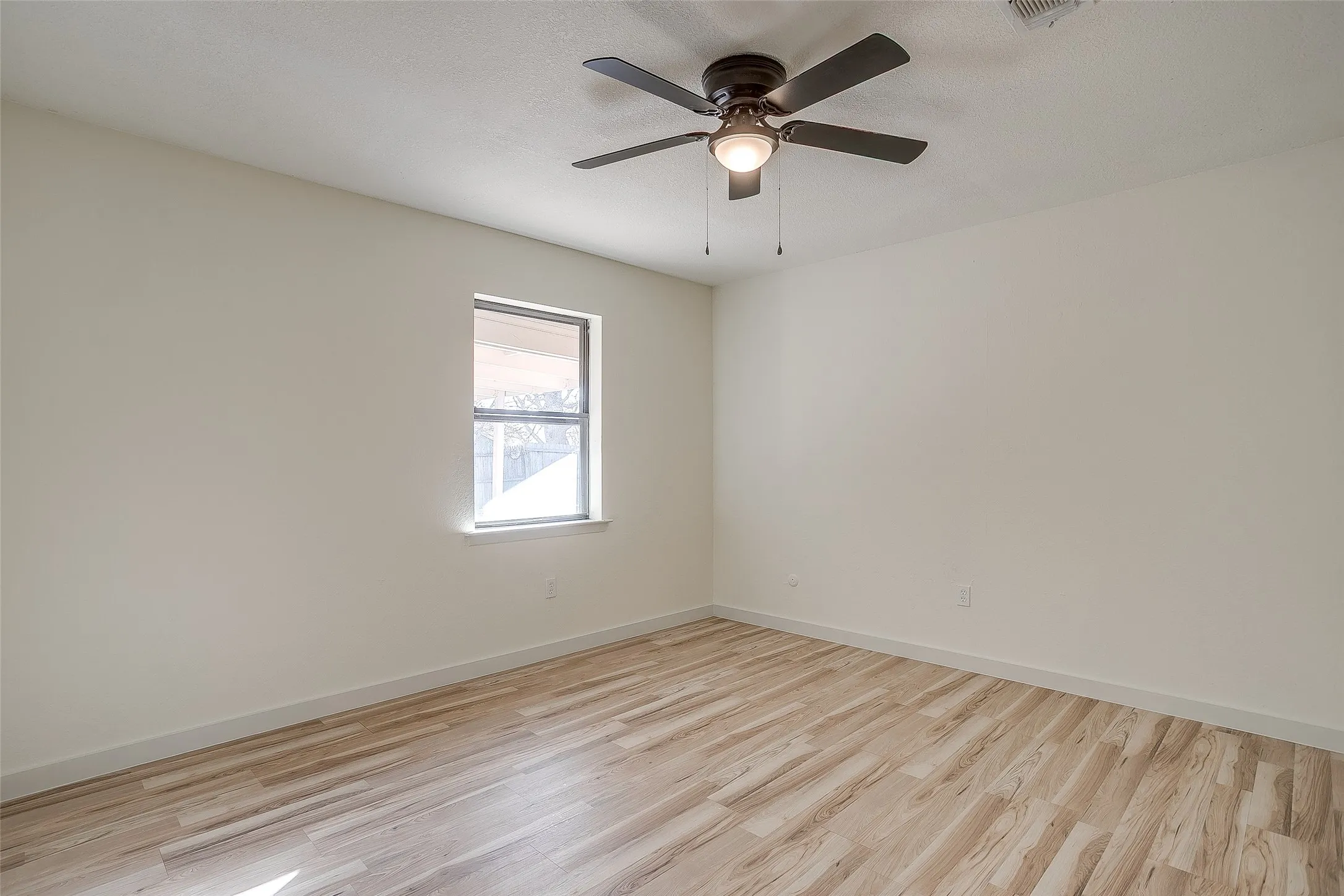 Single Family Residence For Sale in Tarrant County , 2421 Meadow View, Bedford, Texas 76021, 5 Bedroom, 3 Bathroom, 2 Garage spaces, 2,166 Sqft, built in 1979, mls#21397168, Real Estate Agent in Bedford, Homes For Sale in Tarrant county, Homes For Sale in Bedford, Realtor in Bedford Texas, Real Estate Brokerage Independent Realty Texas, Luminita Cordes Realtor