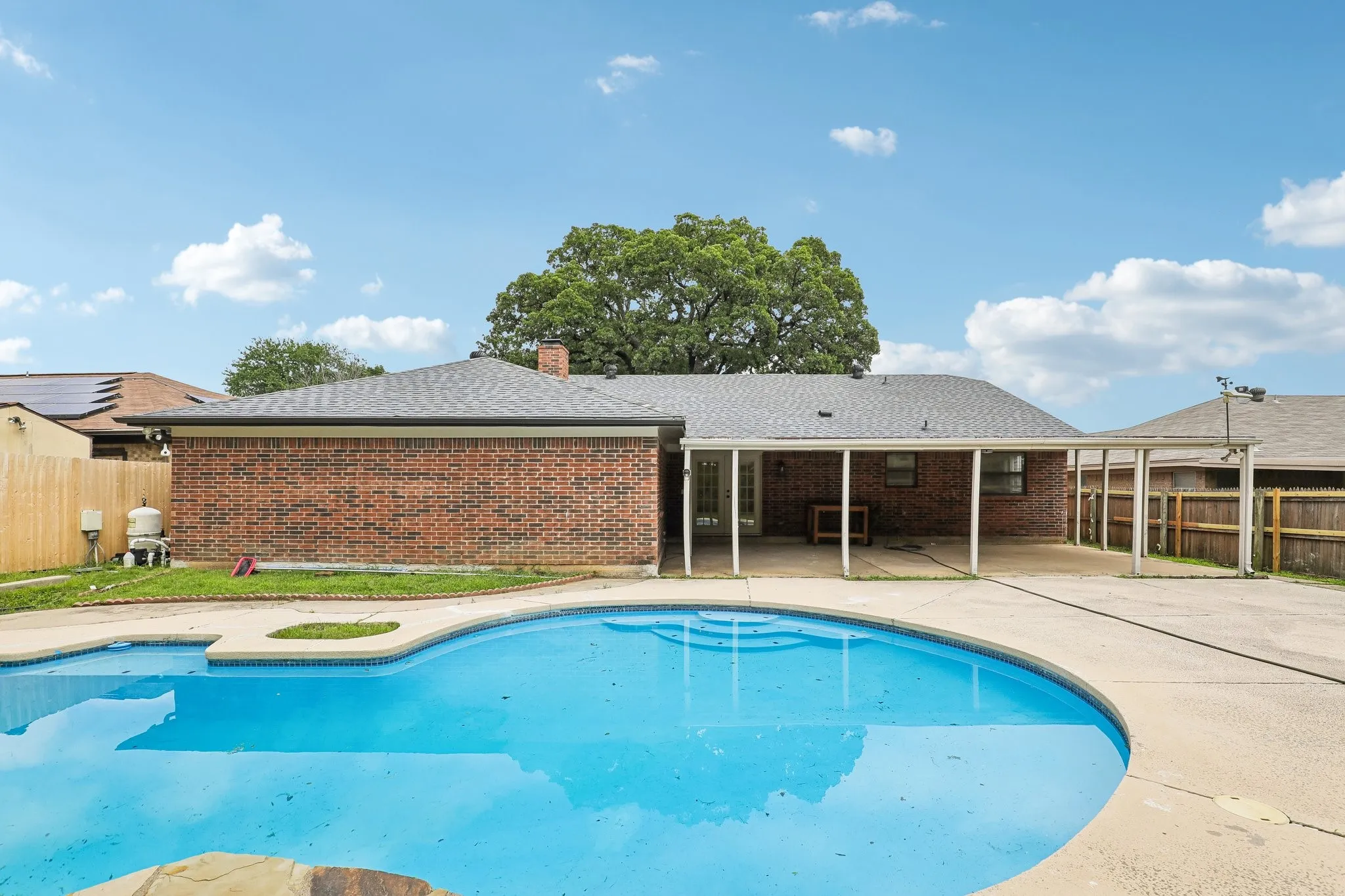 Single Family Residence For Sale in Tarrant County , 2421 Meadow View, Bedford, Texas 76021, 5 Bedroom, 3 Bathroom, 2 Garage spaces, 2,166 Sqft, built in 1979, mls#21397168, Real Estate Agent in Bedford, Homes For Sale in Tarrant county, Homes For Sale in Bedford, Realtor in Bedford Texas, Real Estate Brokerage Independent Realty Texas, Luminita Cordes Realtor